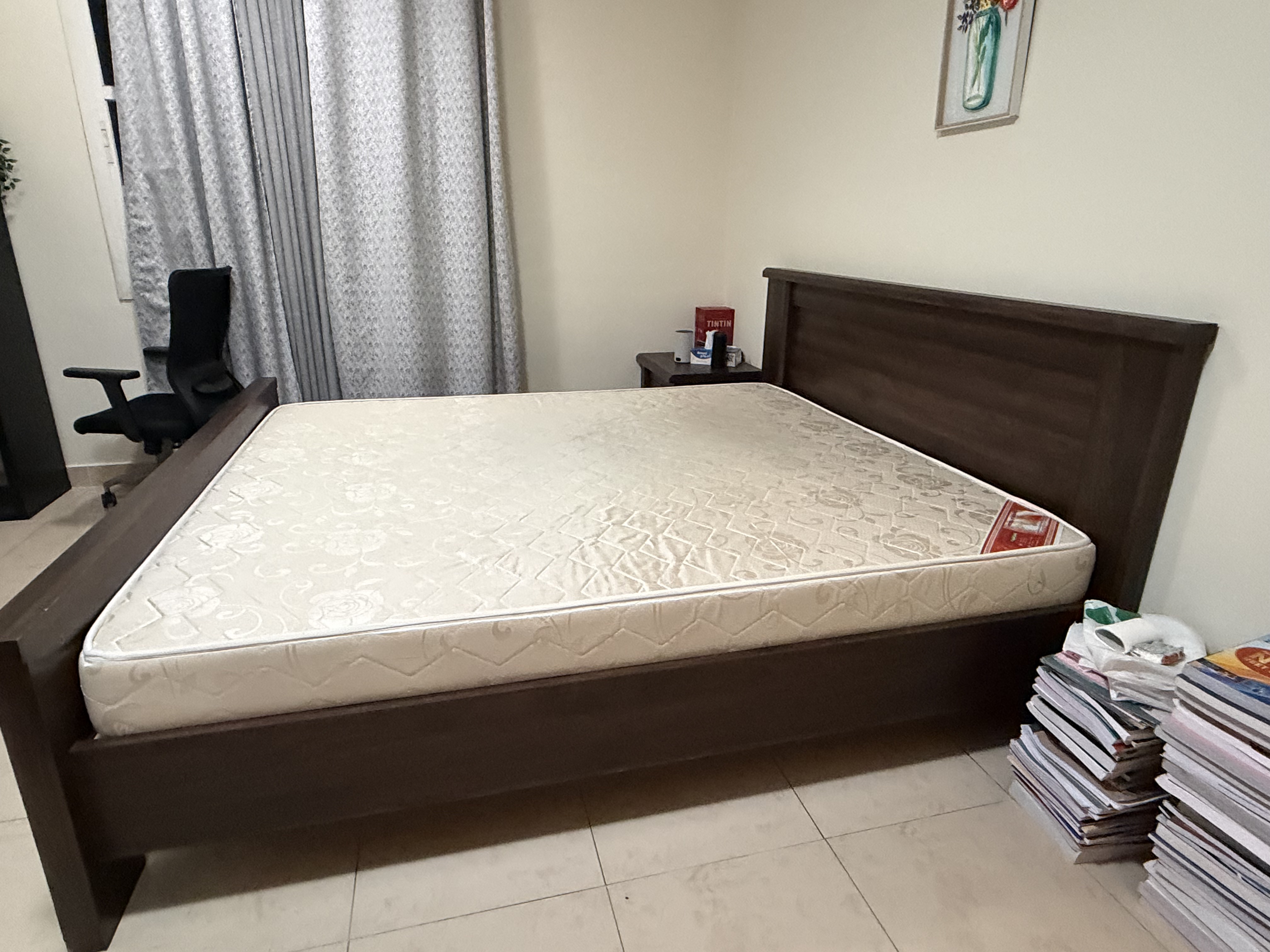 سرير بحجم كينج، مرتبة، طاولة جانب، وسائد - Image 7