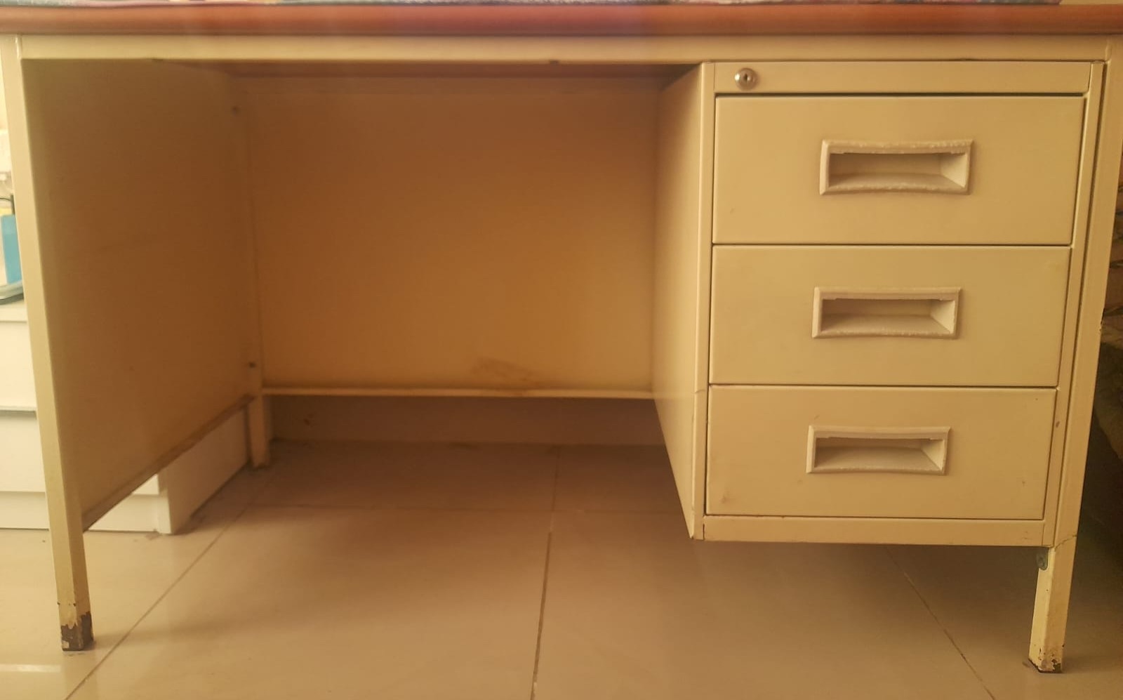 Table with storage metal body at QAR 200 (Negotiable) - Image 4