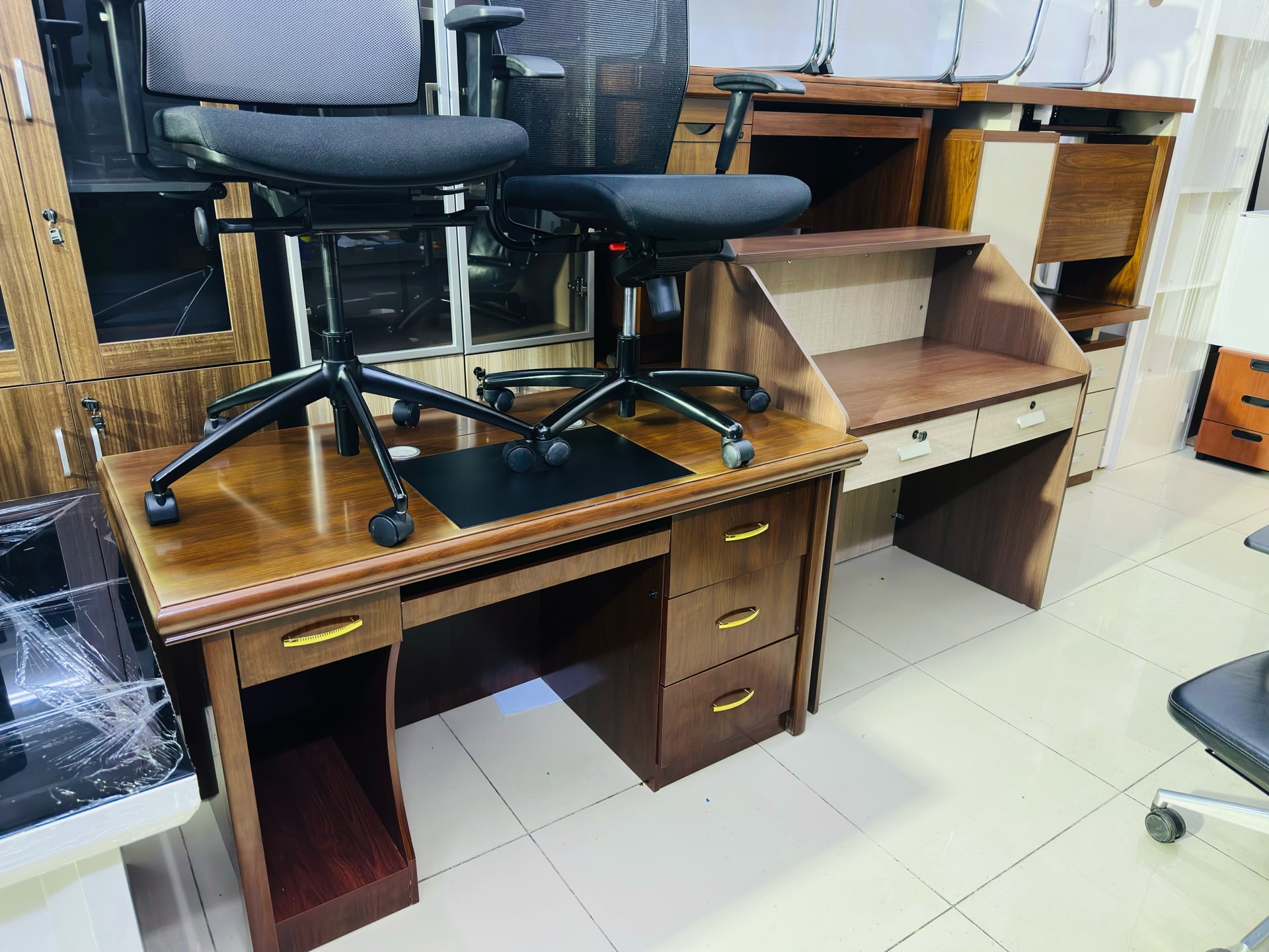 Used Office Furniture Selling Call — 33087737 - Image 1
