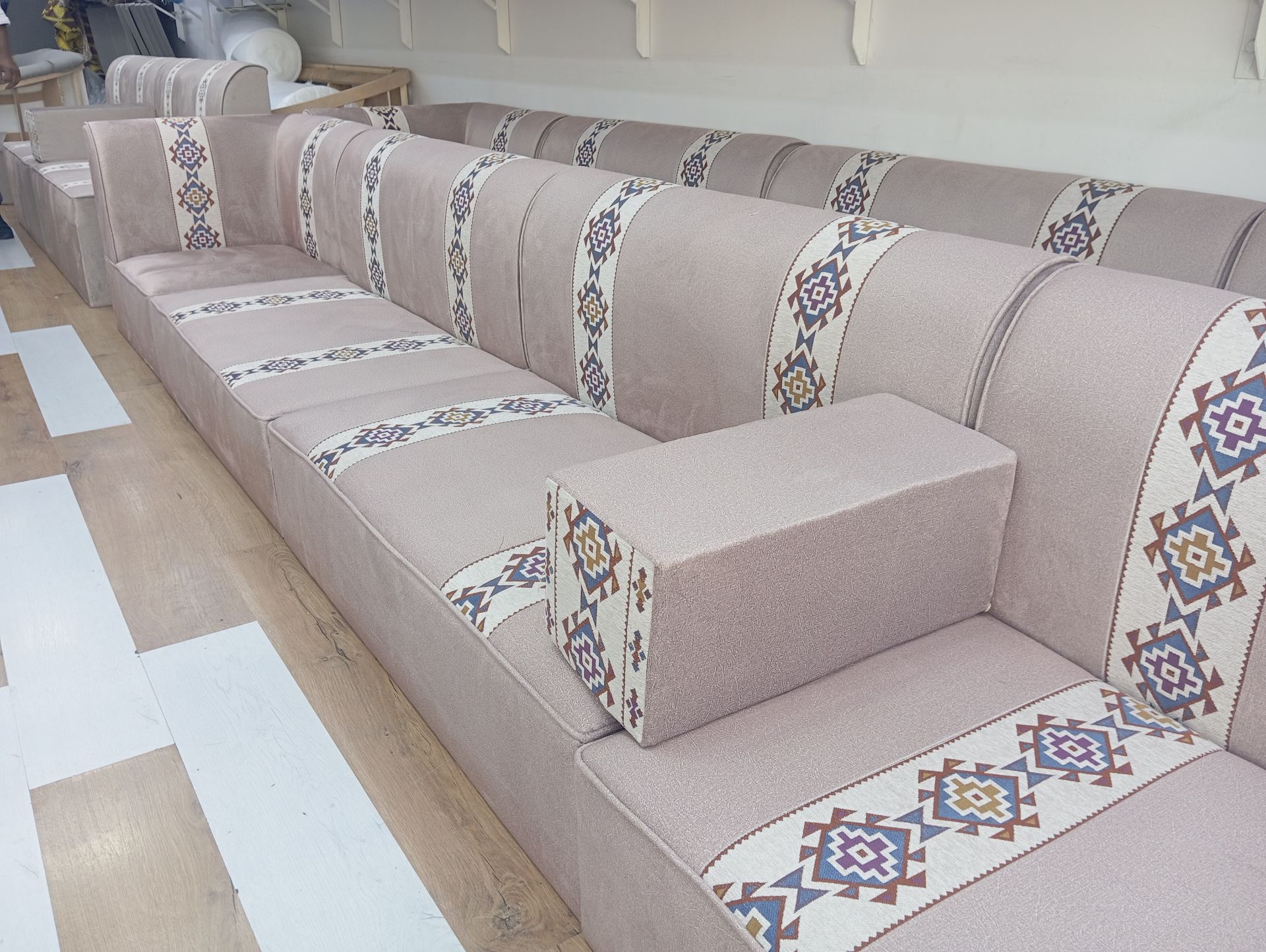 Majlis Sofa Set 10 metre only 2000 qar - Image 2