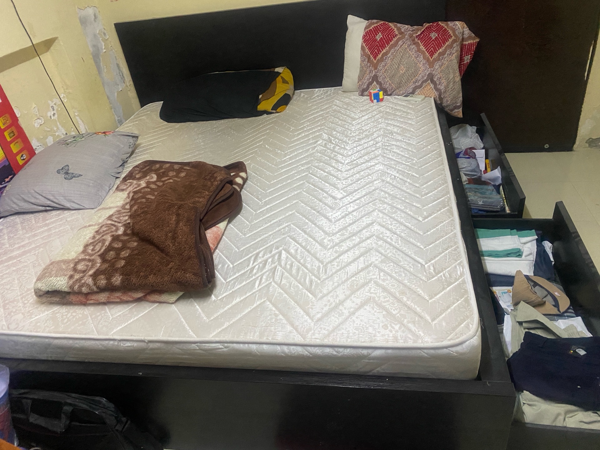 Bed and mattress with good condition - Image 1