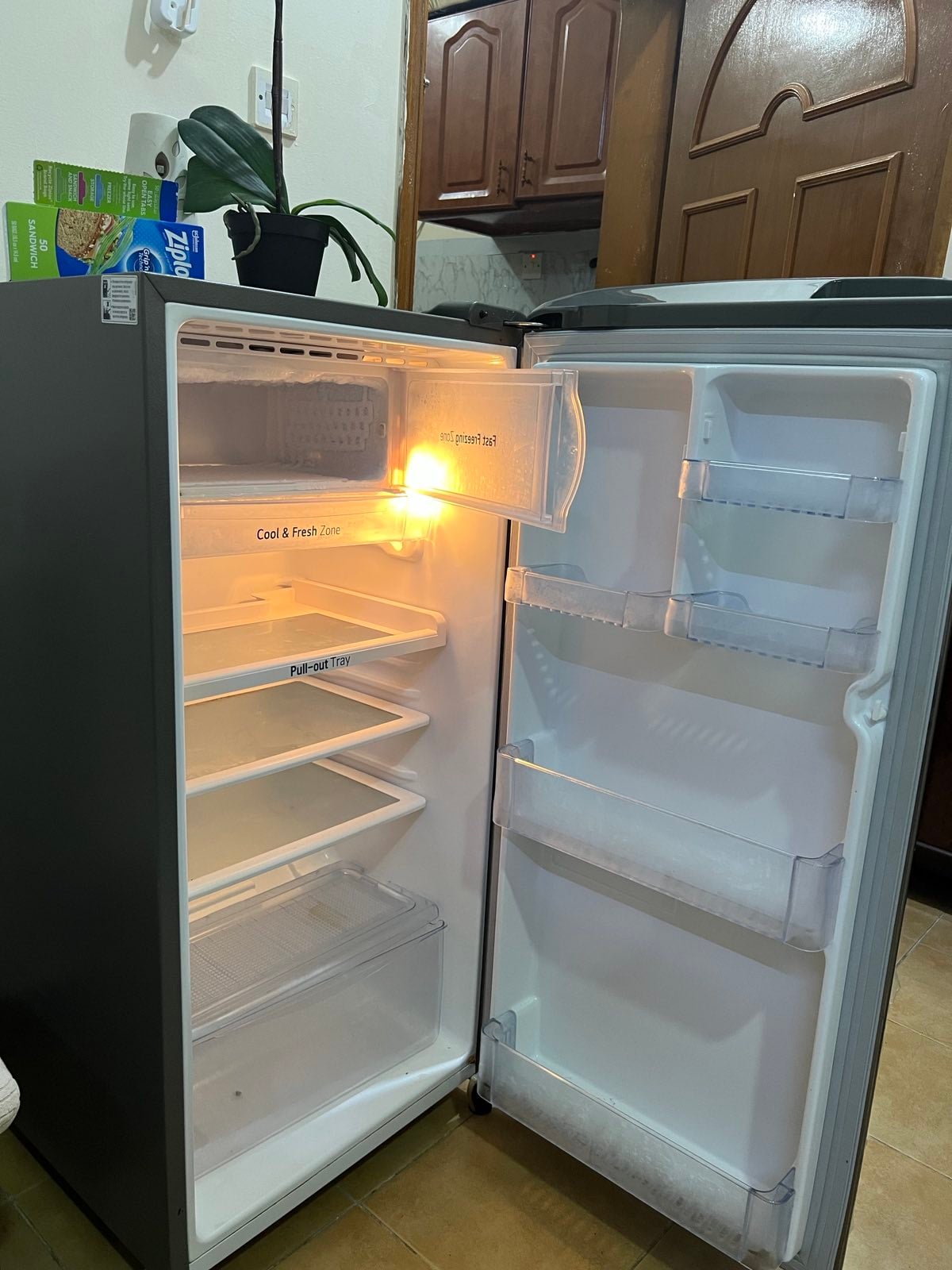 LG Single Door  Fridge 190L - Image 3