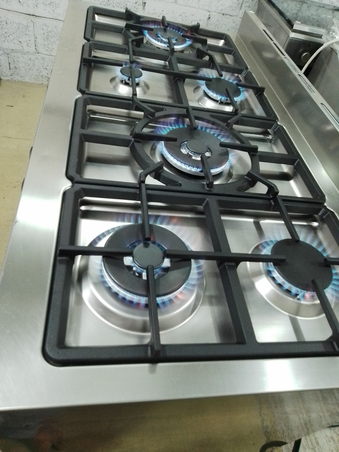 Italian 6 burner full gas cooking Renge sell  - Image 2