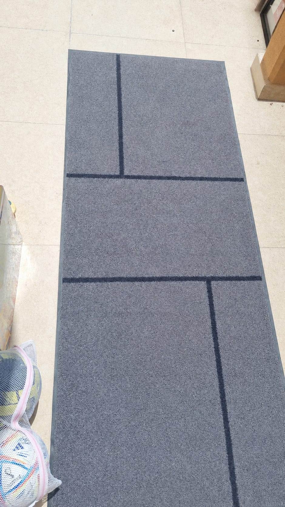 4 Carpets all for 50 QAR (very good condition) - Image 2