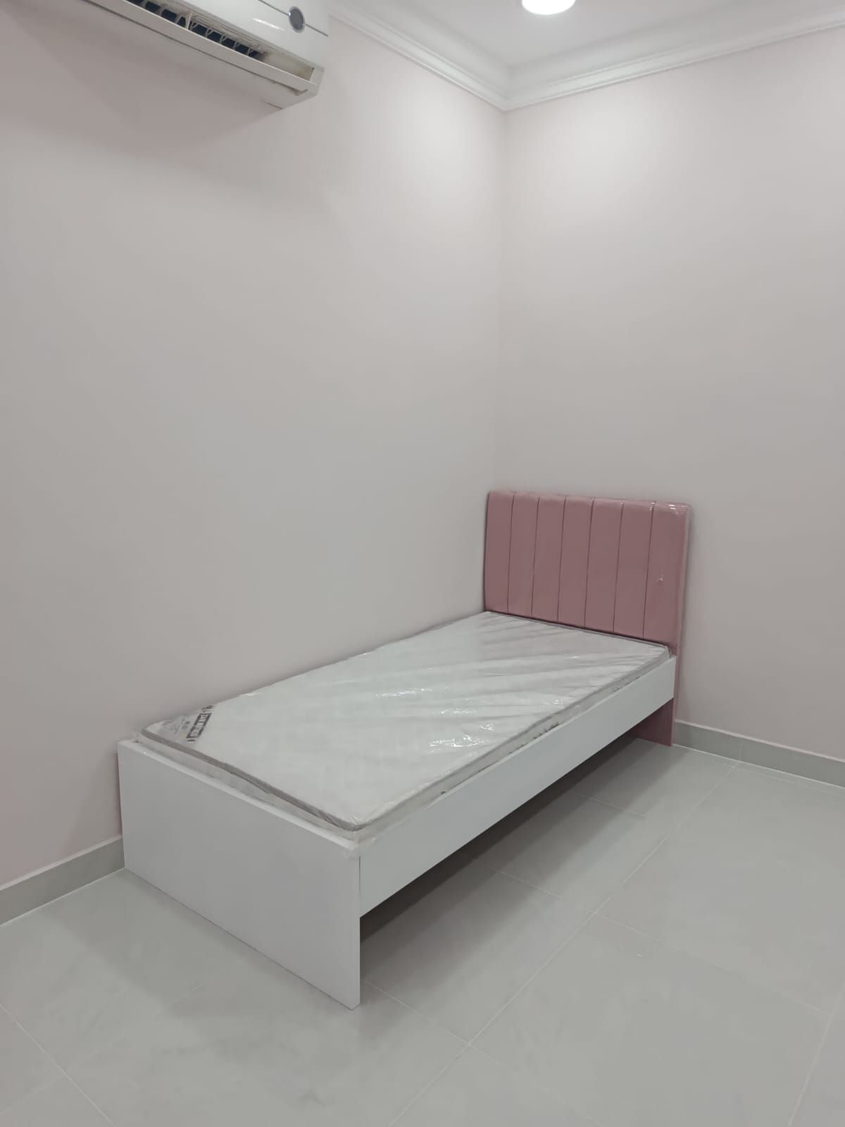 Bad with mattress  - Image 7