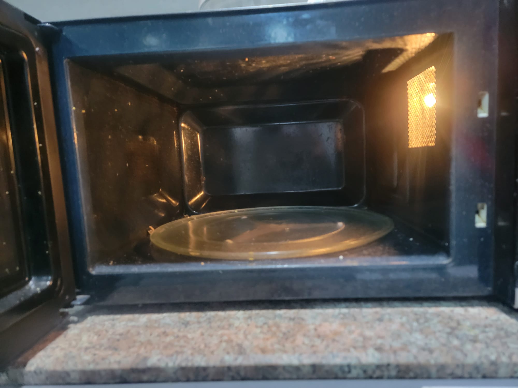Samsung Microwave Oven – Good Condition – Quick Sale - Image 3