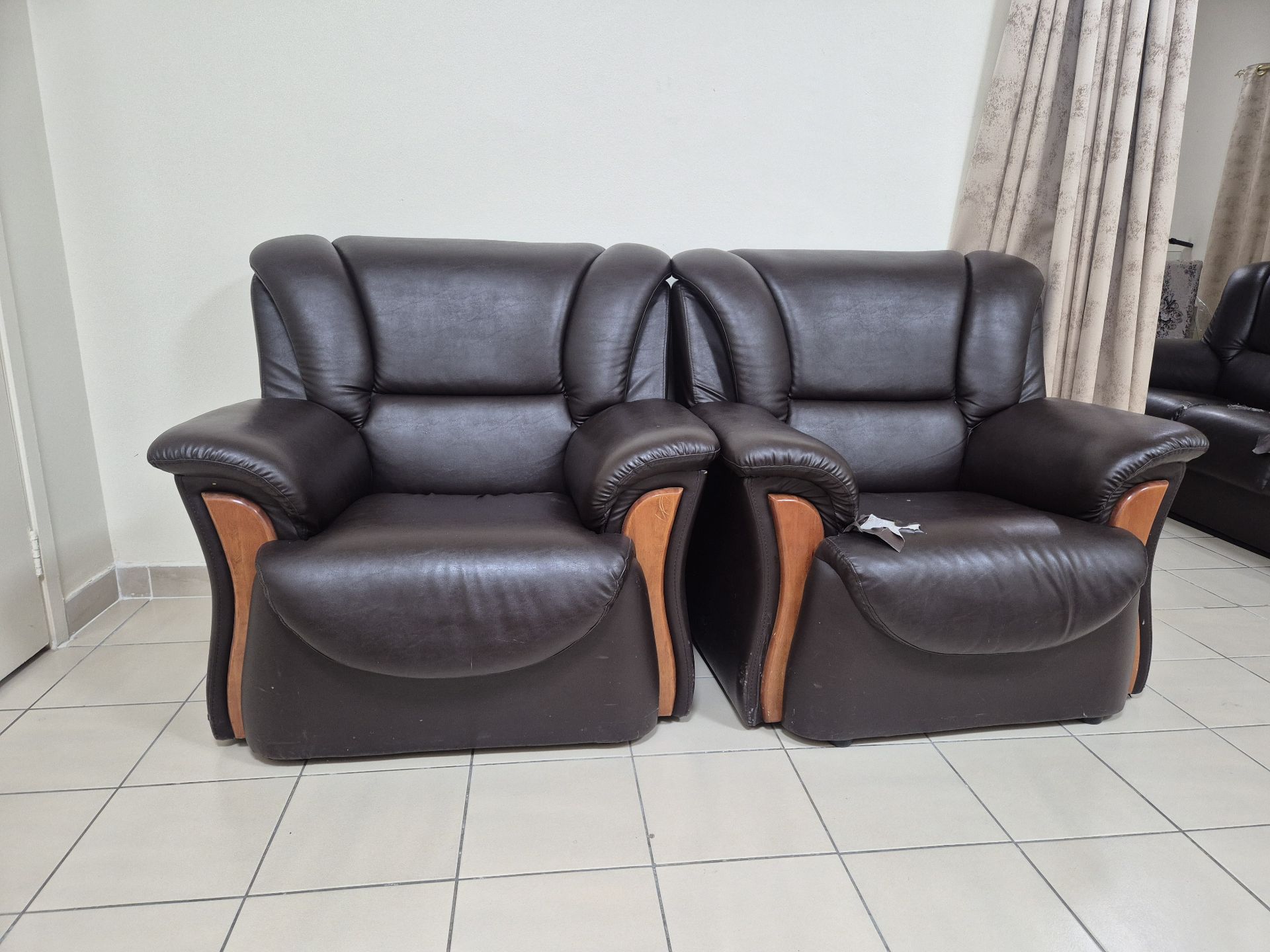 Sofas set with table - Image 1
