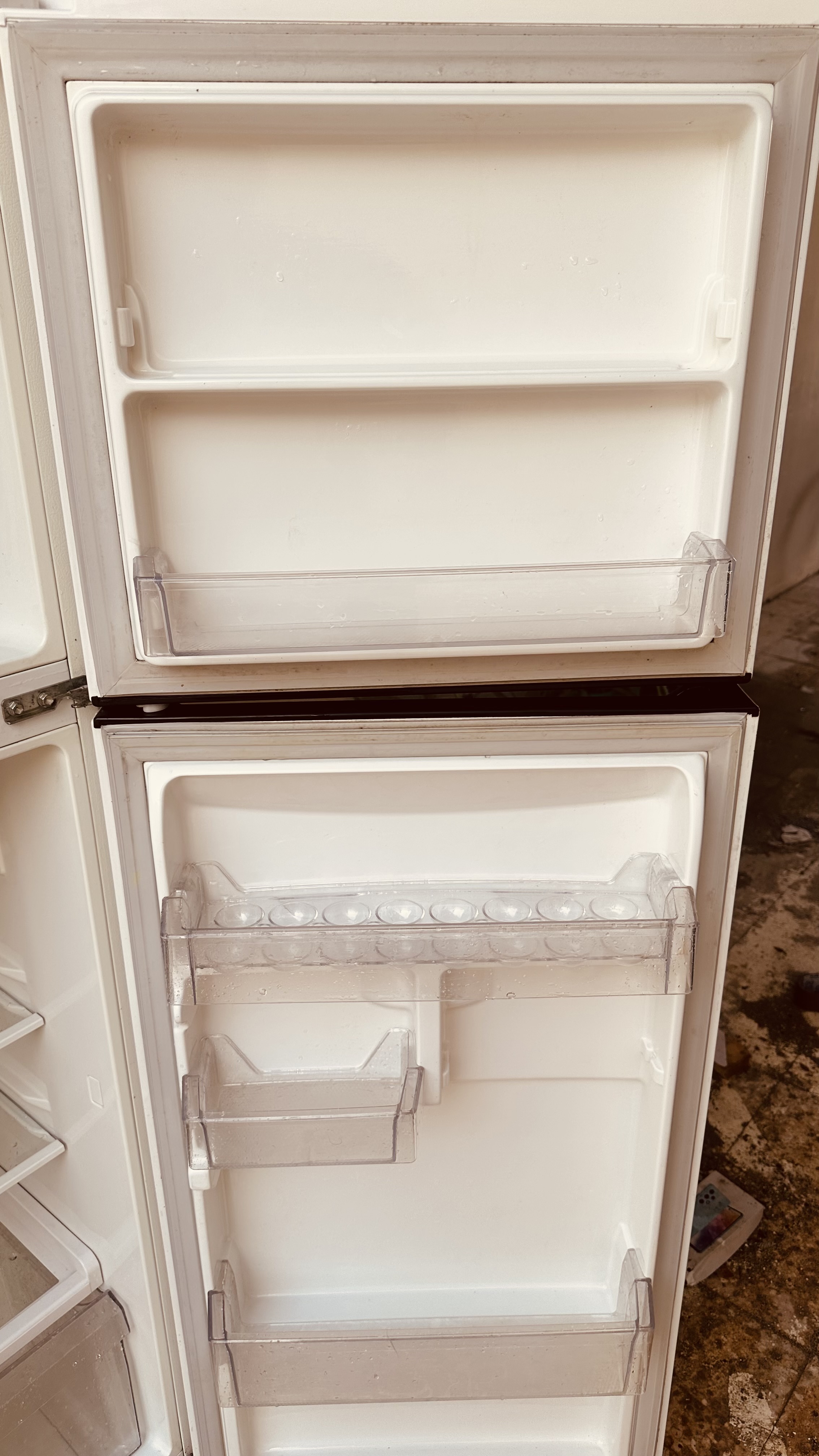 LG Refrigerator 300 Liter for sale - Image 3