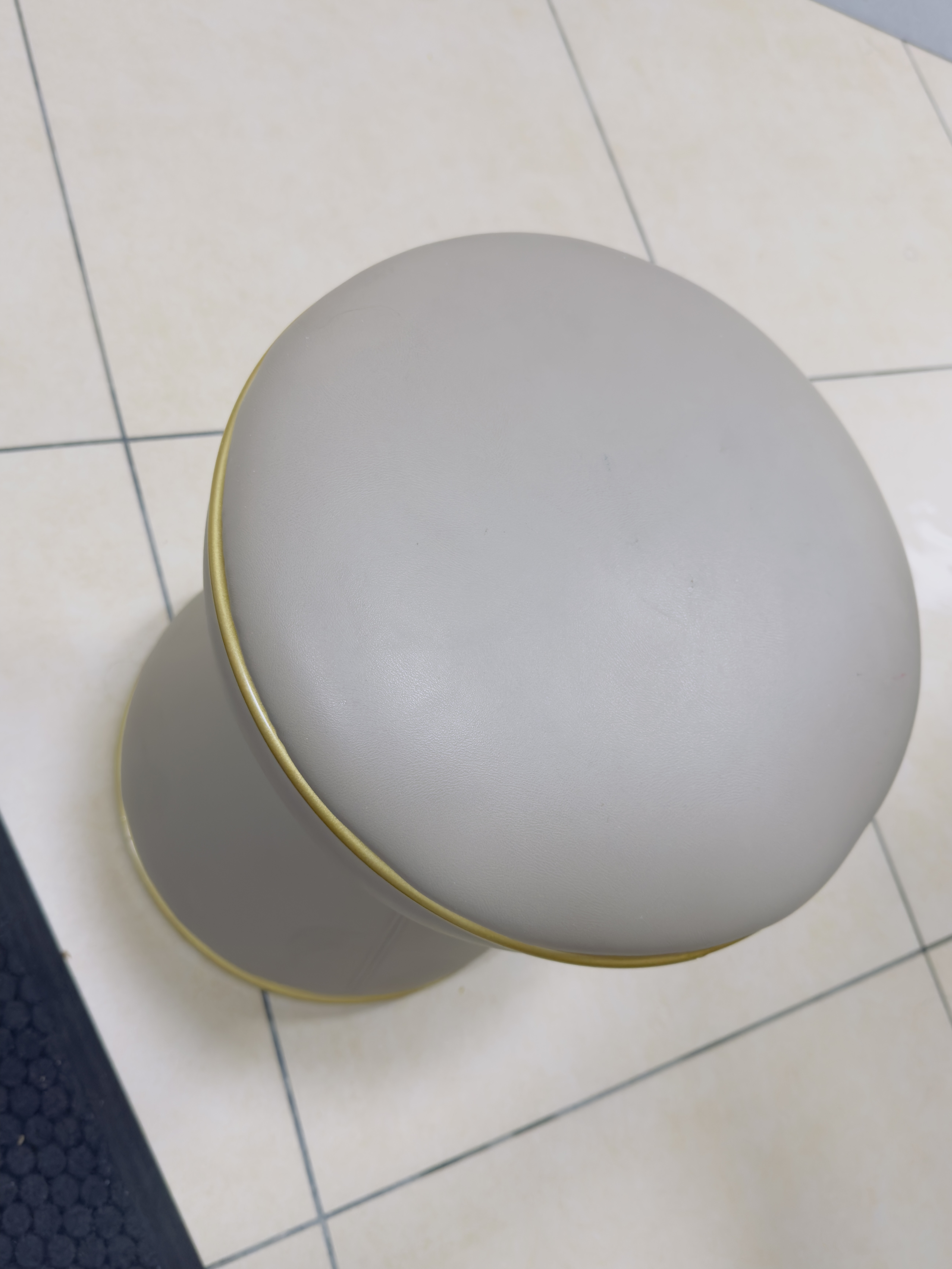 Round chair - Image 1