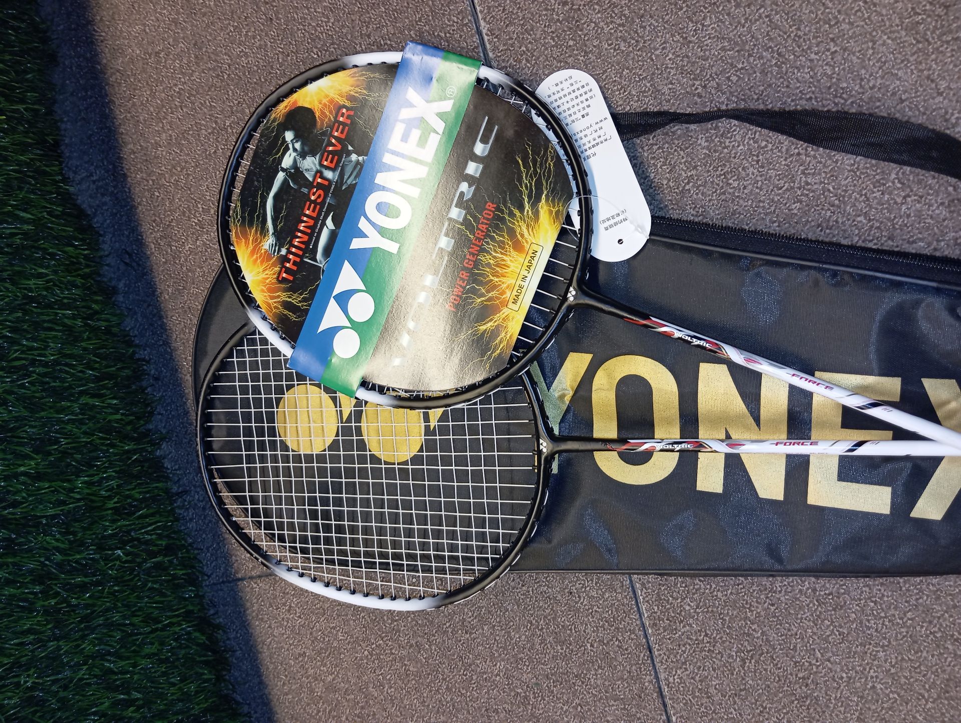 Yonex Badminton Racket 2pcs set مجموعة مضارب تنس الريشة من يونيكس (قطعتان) - Image 3