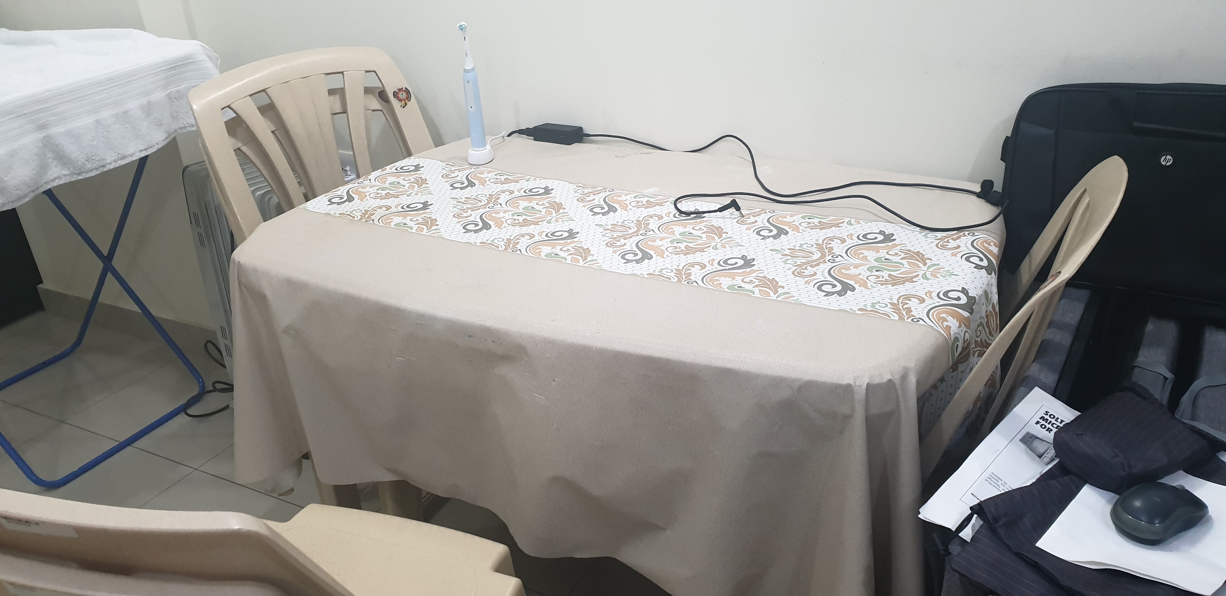 plastic table and 5 chairs - Image 3