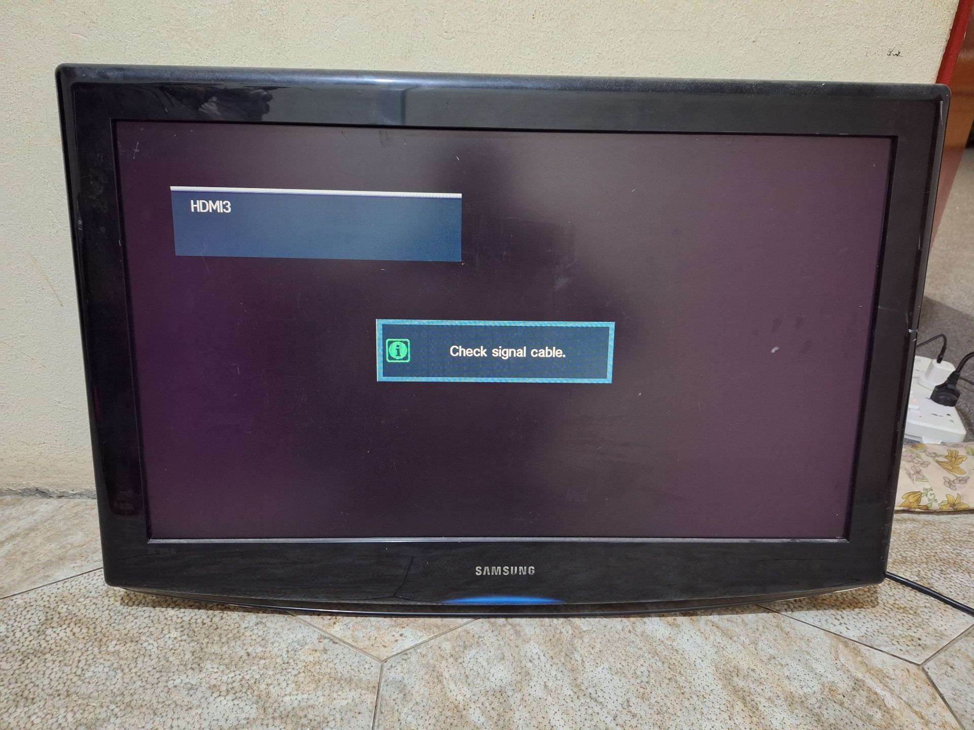 Samsung 32 regular tv with remote working condition, WhatsApp only - Image 1