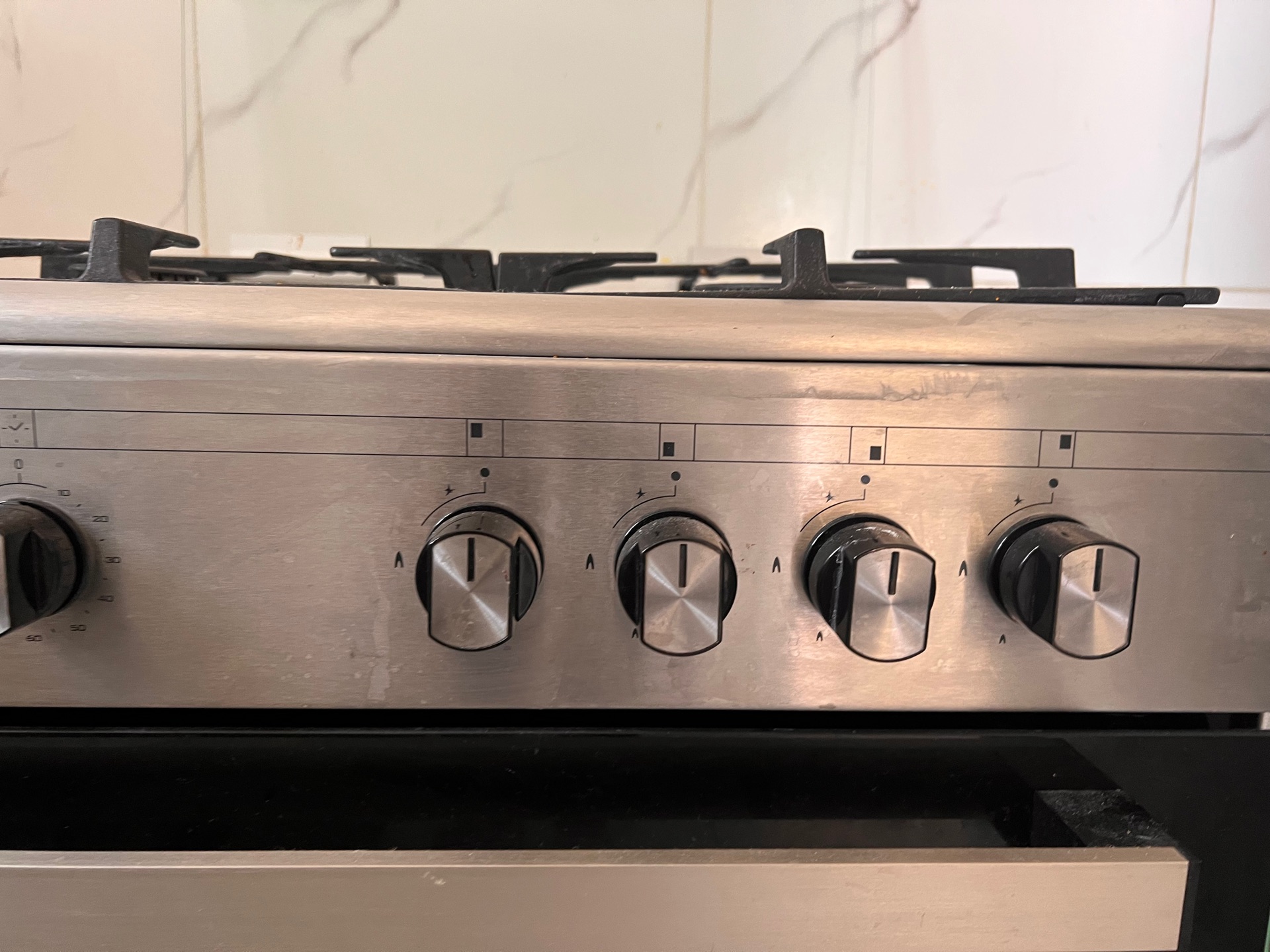 Oscar 4 burner gas , oven grill electric  - Image 5