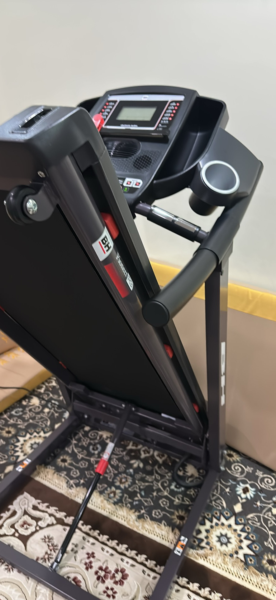 B H treadmill, like new - Image 4