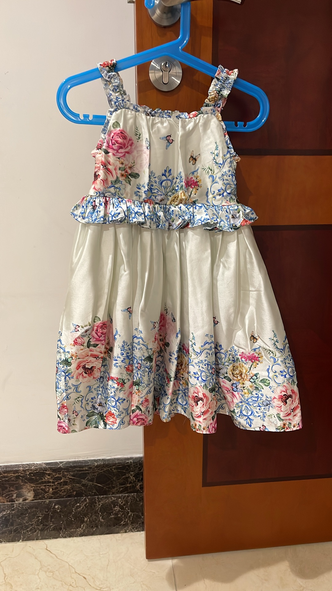 Beautiful clothing for girls - Image 1