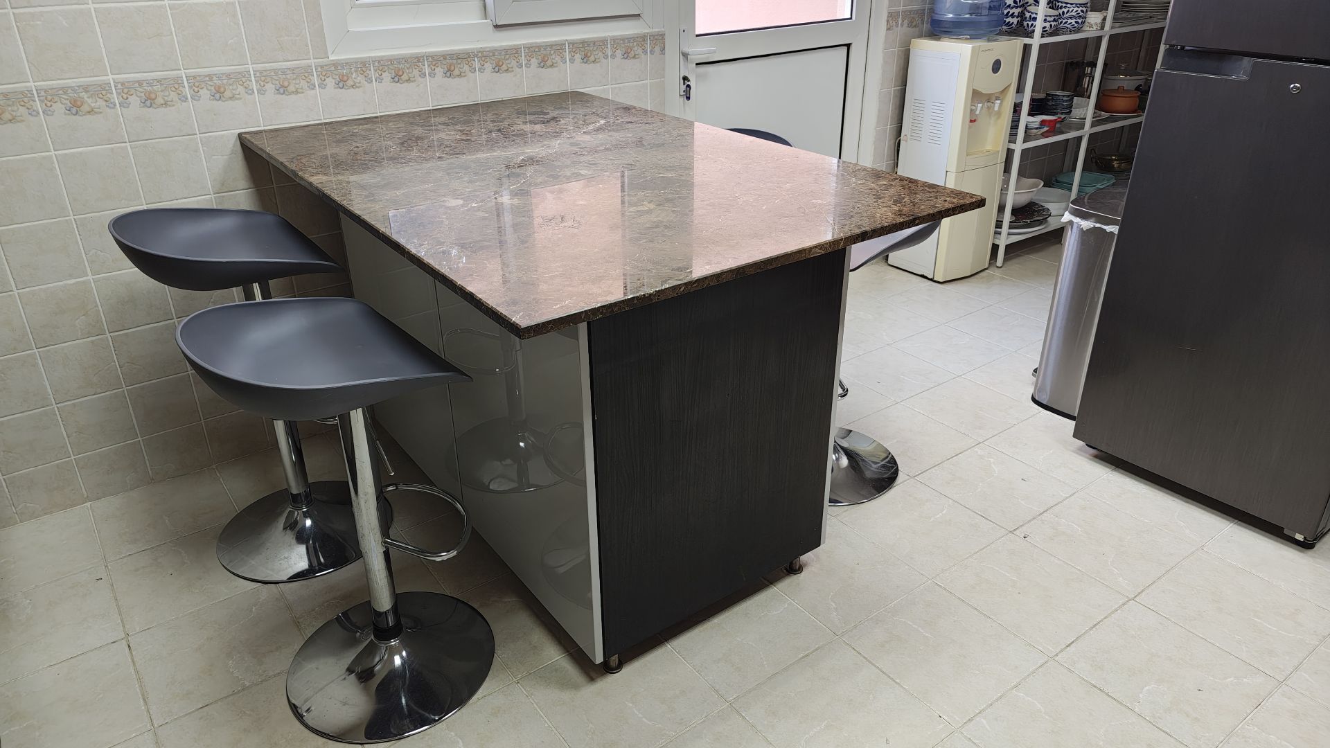 Marble top Kitchen breakfast bar with 4 chairs - Image 3