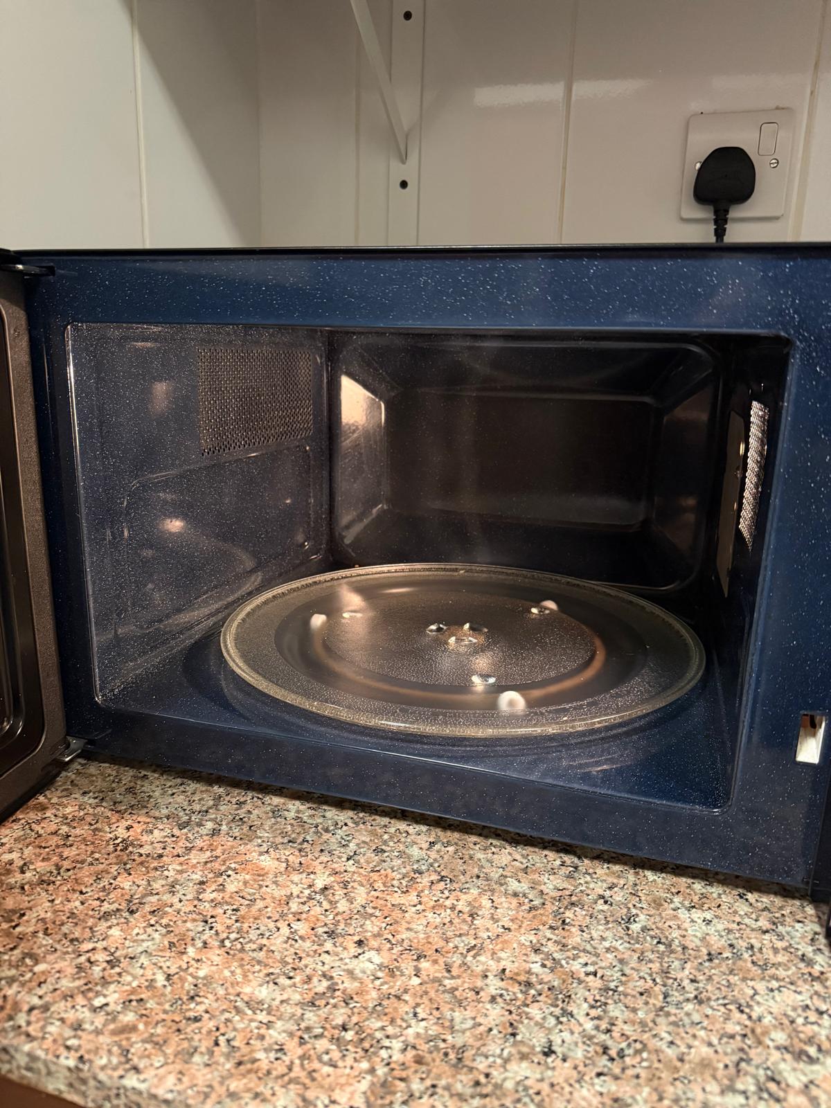 LG microwave - excellent - Image 4