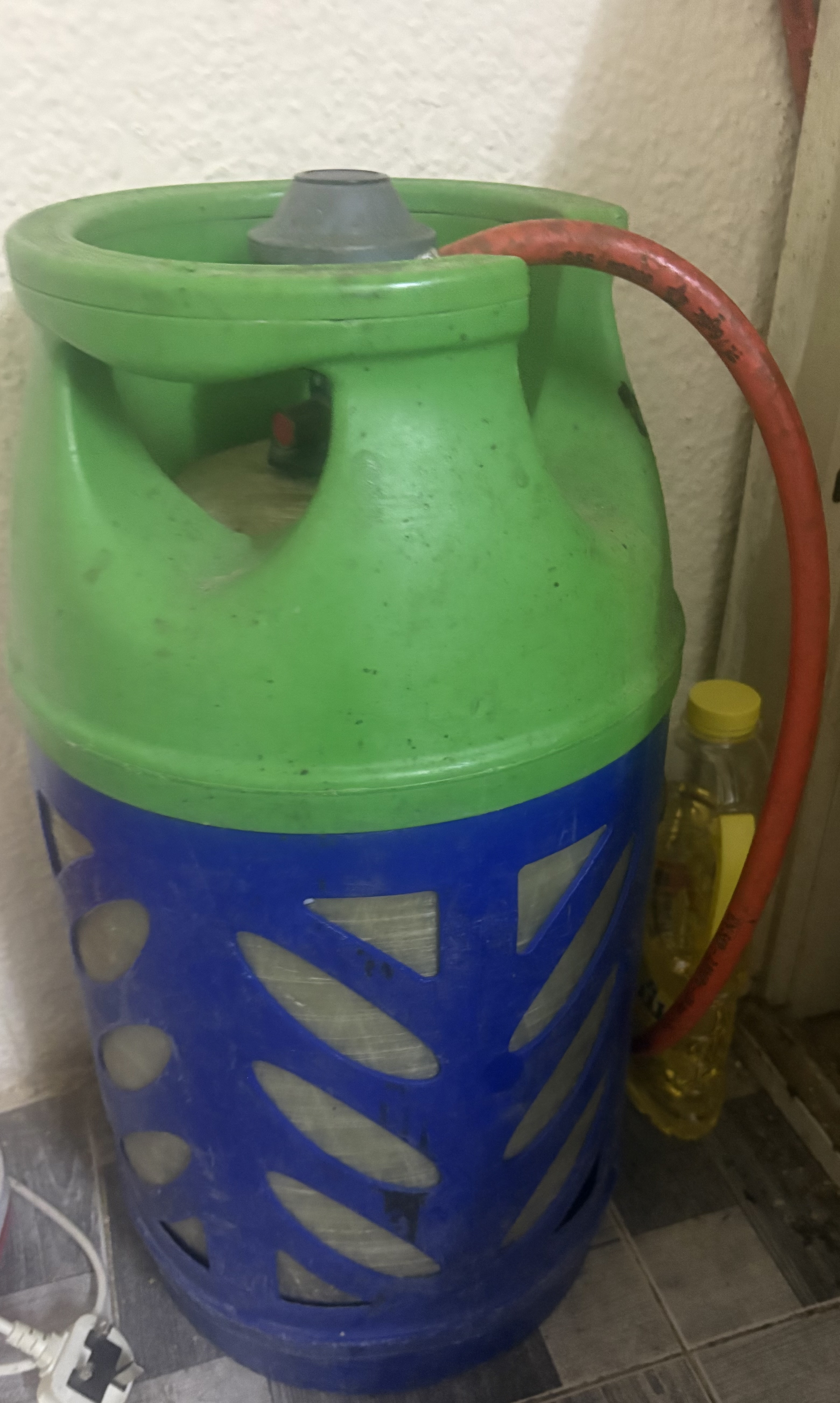 Cylinder with hose regulator and stove - Image 2