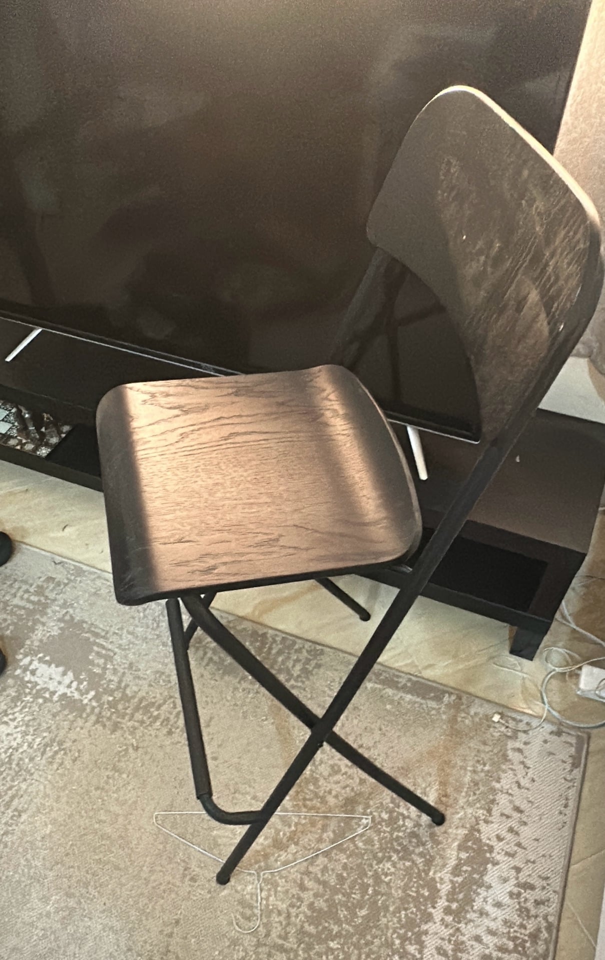 Table and chairs  - Image 4