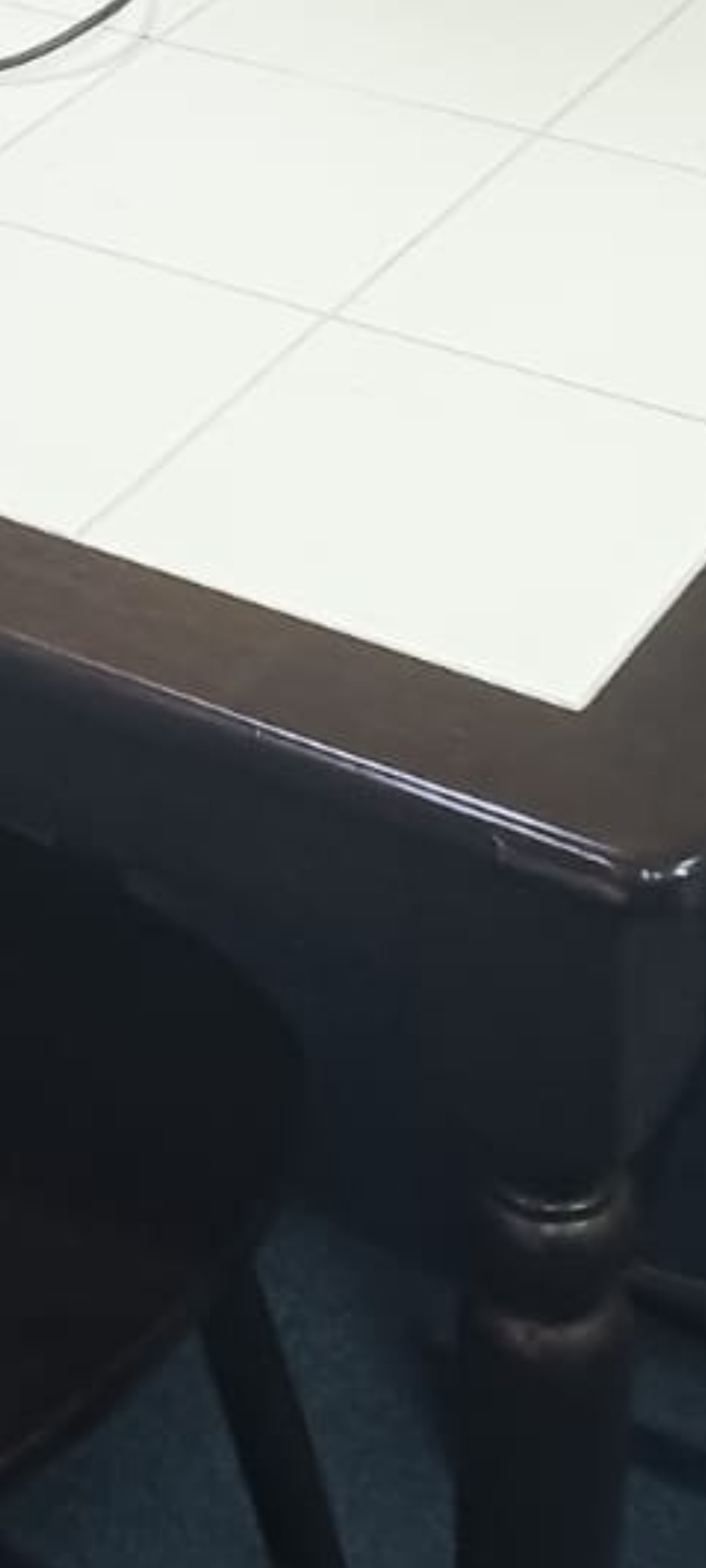 طاولة طعام قوية مع سطح من الرخام وخمس كراسي - Image 2