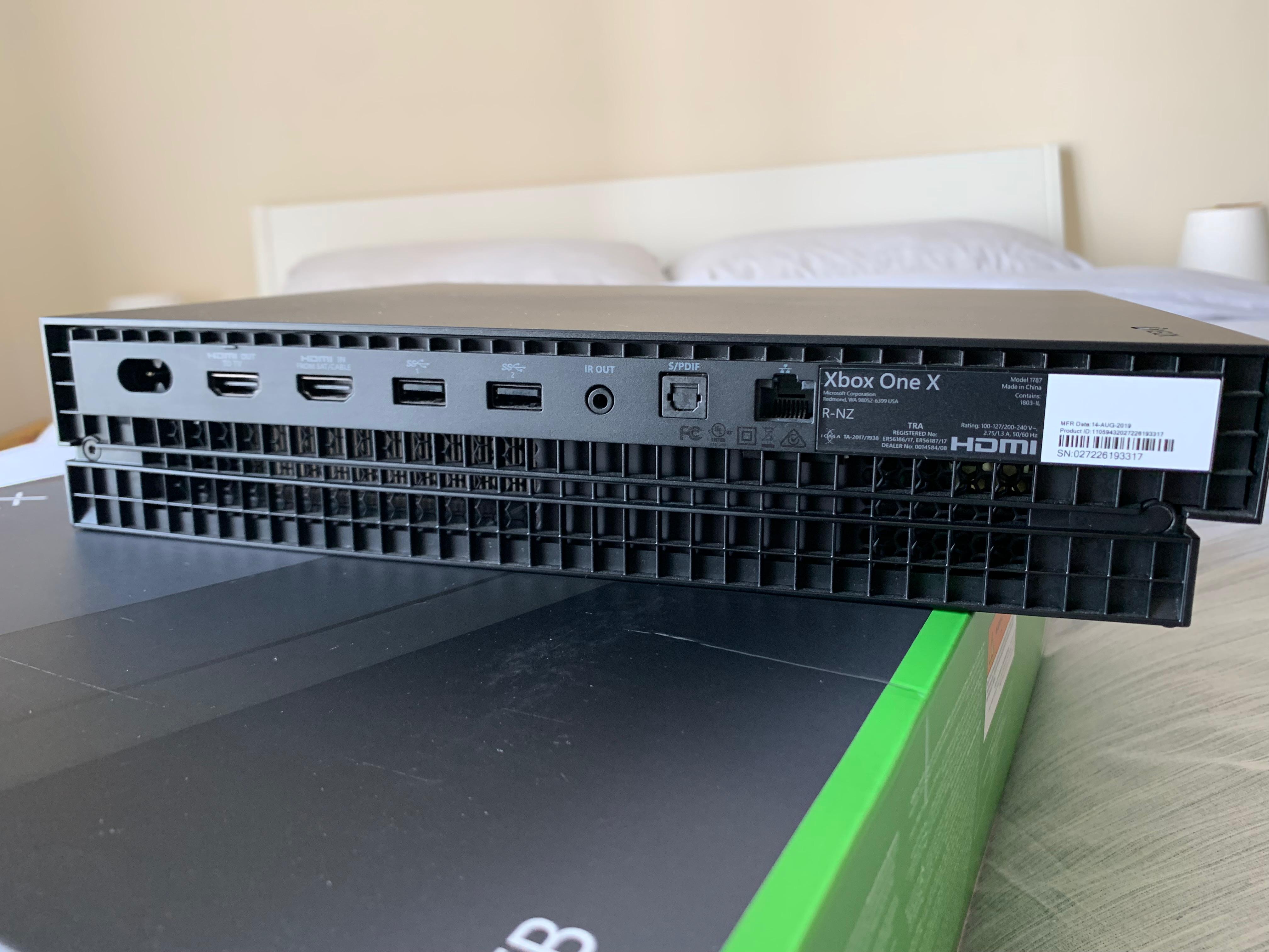 Xbox One X 1TB - بحالة ممتازة - مع ألعاب وعلبة - Image 7