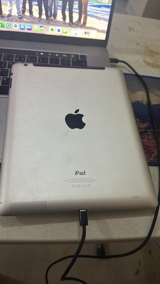 For Sale -iPad 4, 64 GB, With SIM card Support - Image 4