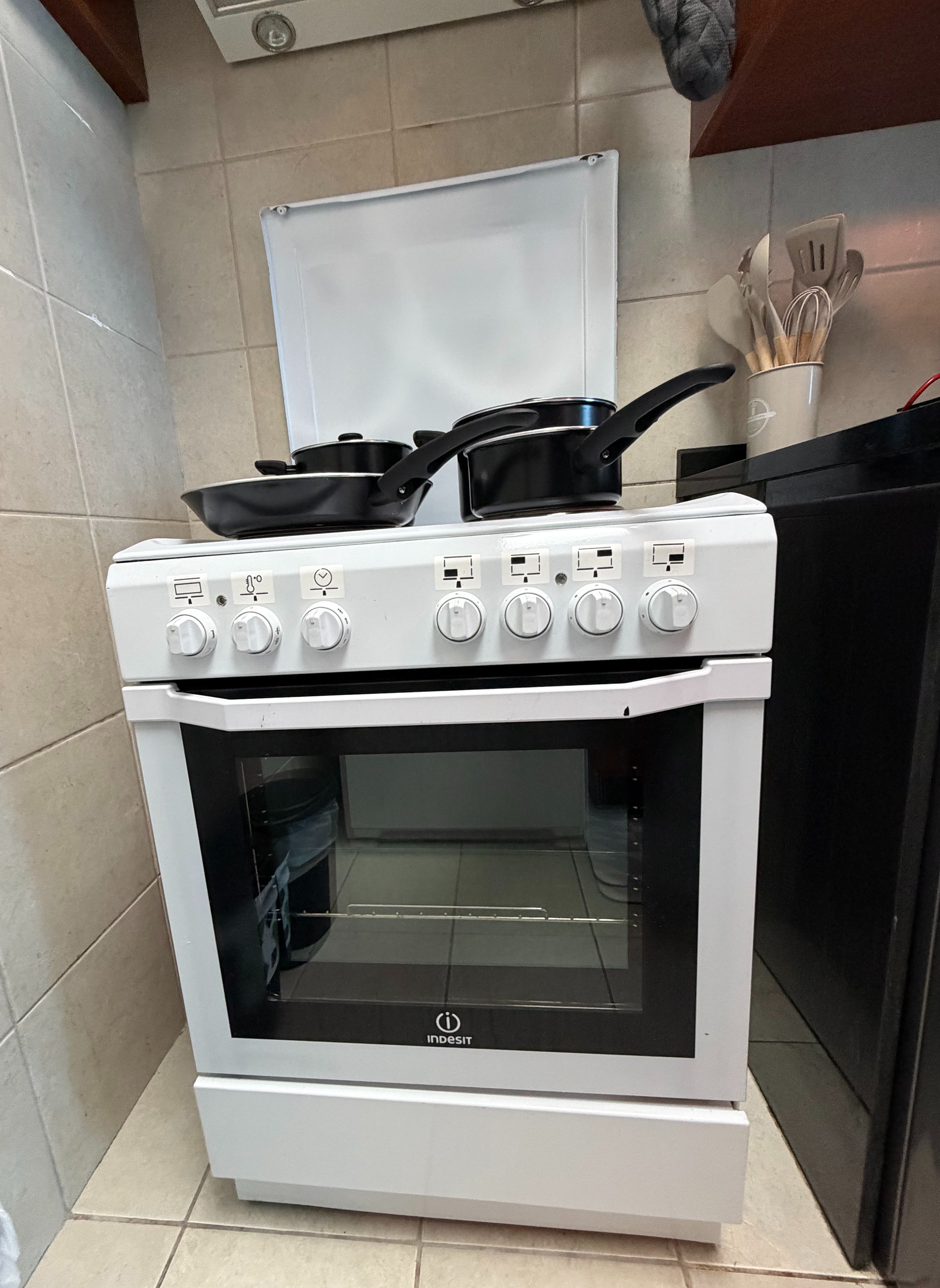 MOVING OUT SALE - INDESIT ELECTRIC STOVE OVEN - Image 1