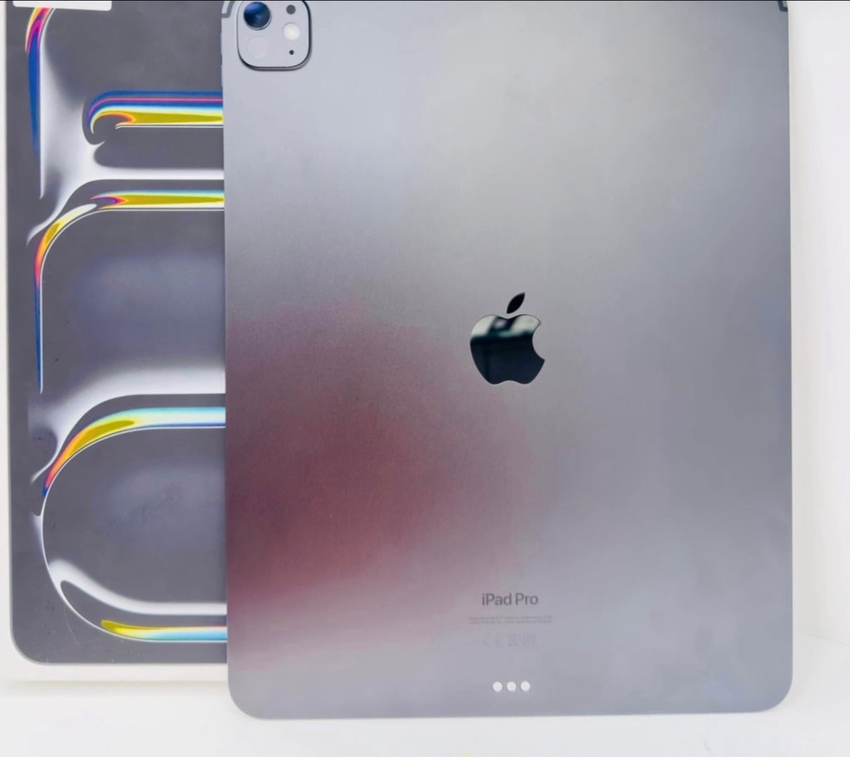iPad Pro 13 inch M4 same like new  - Image 4