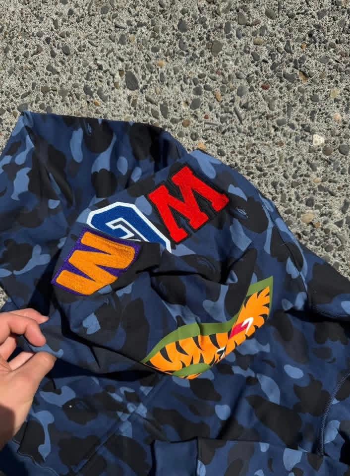 Hoodie jacket Bape size large - Image 4