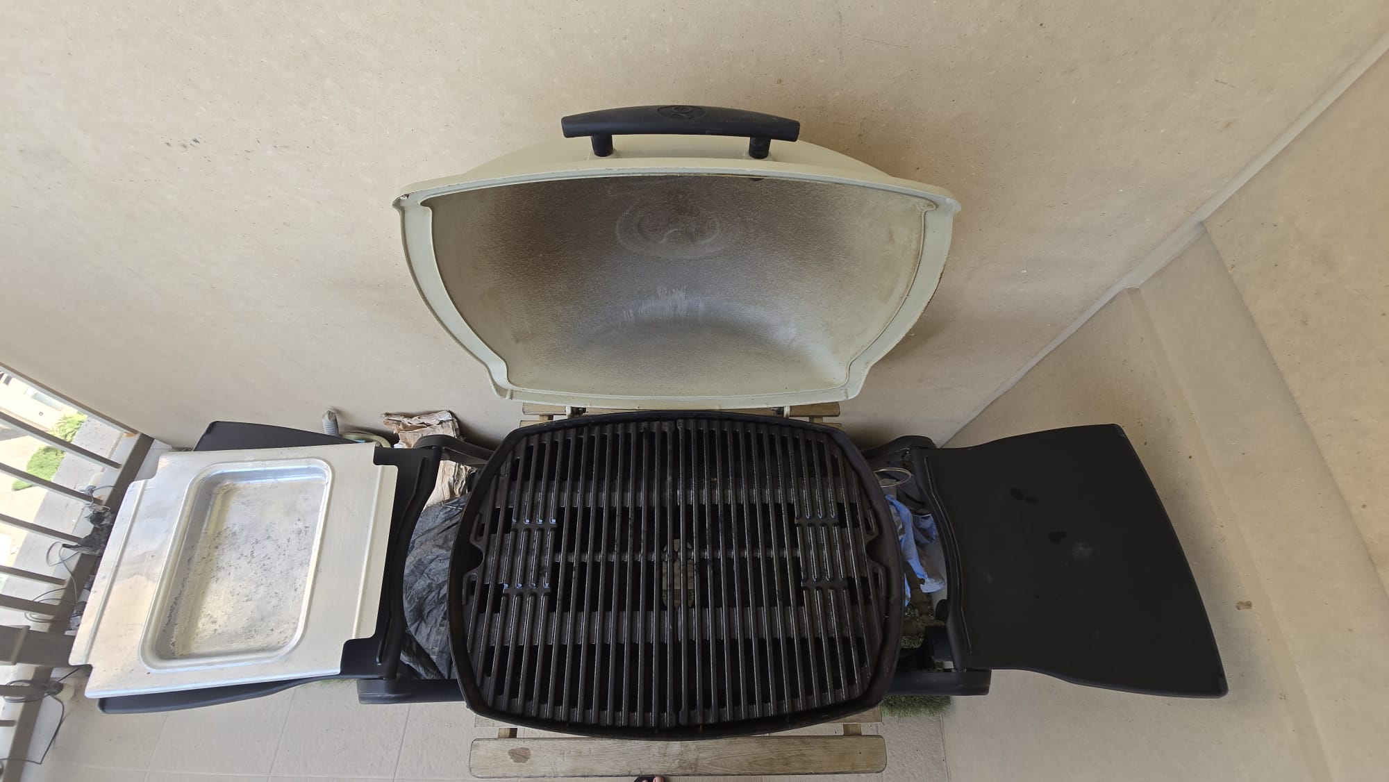 Weber Q2200 Gas BBQ Grill - Image 4