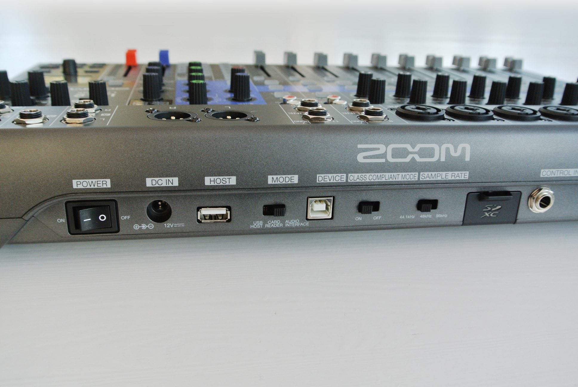 L-12 / LIVE TRACK ZOOM, PROFESSIONAL DIGITAL MIXER - Image 5