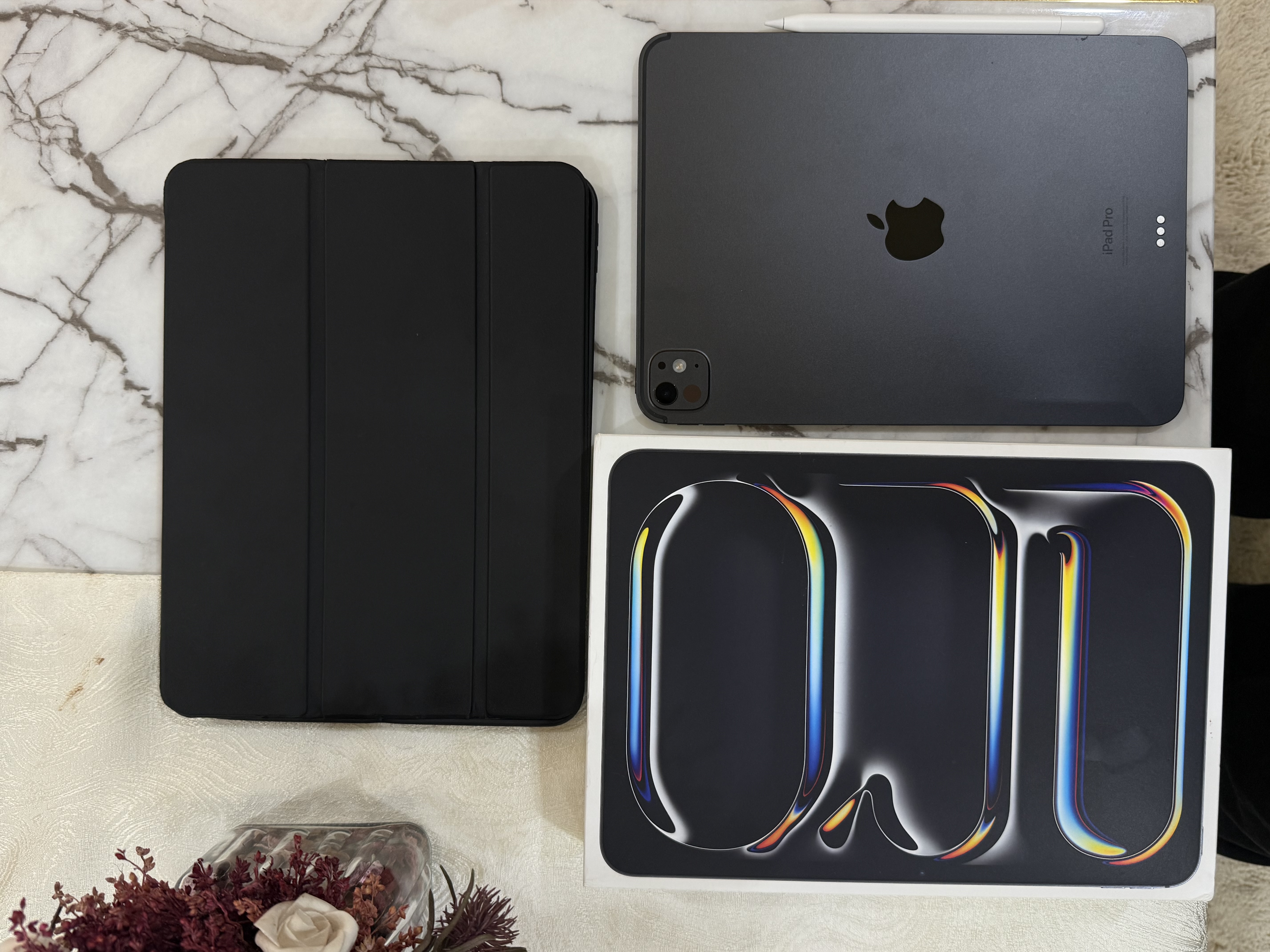 Ipad pro (M4) along with the accessories - Image 1