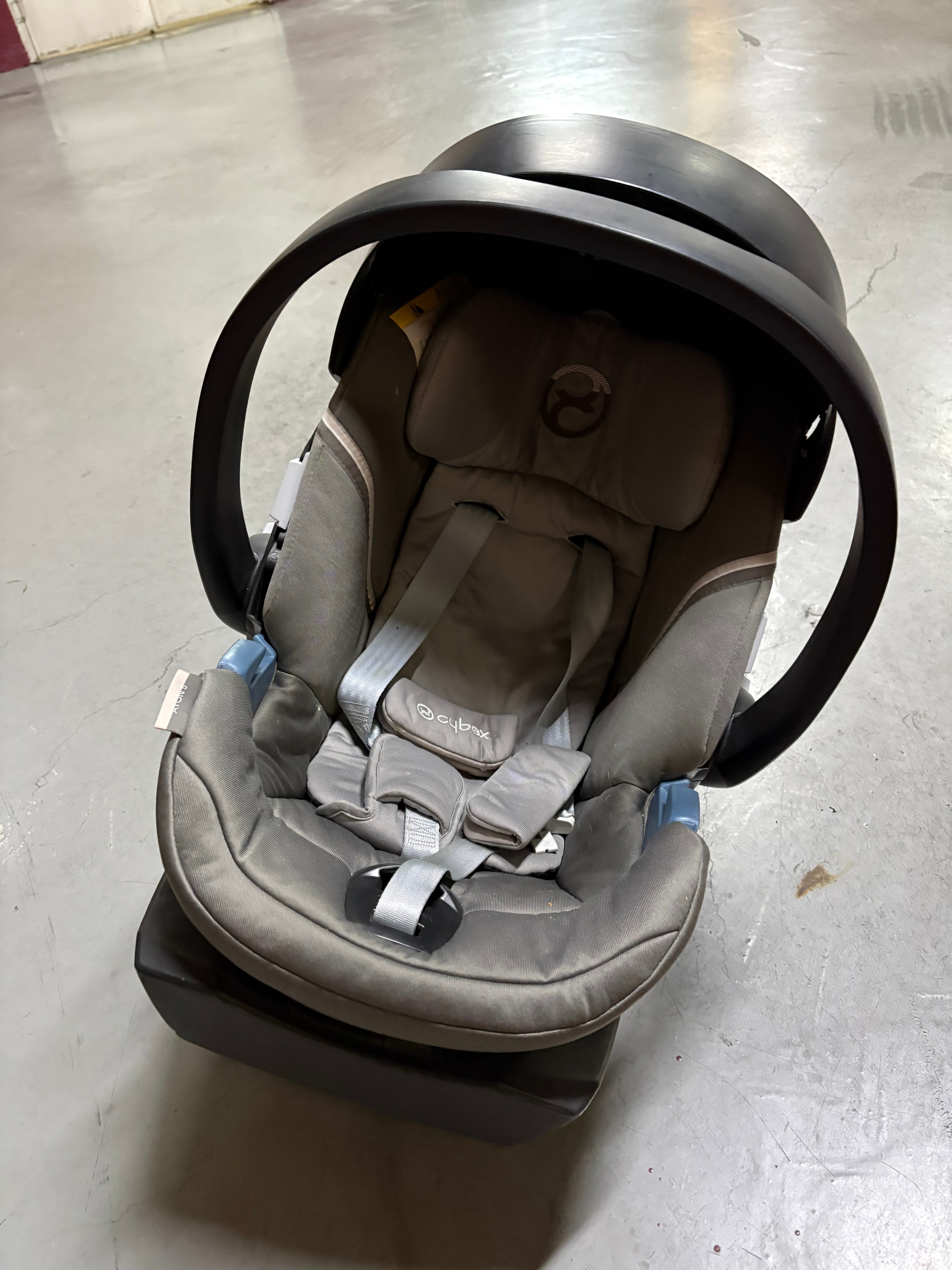 Cybex car seat and base - Image 1