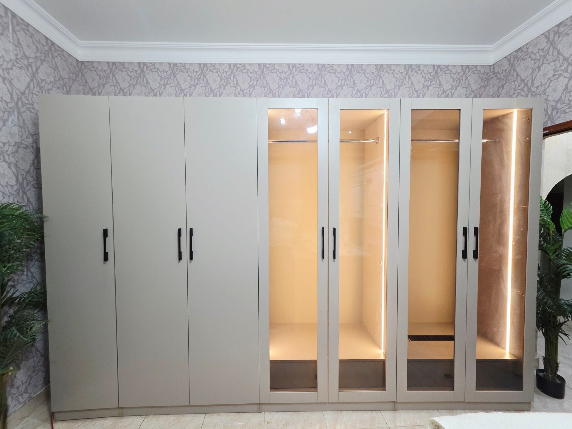 7 Door cabinet like new  - Image 2