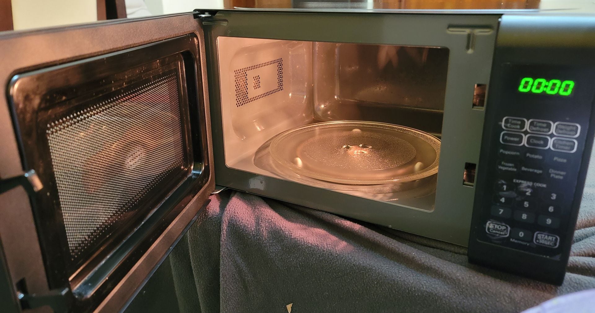 Nikai Microwave Oven 20L Excellent Condition - Image 4