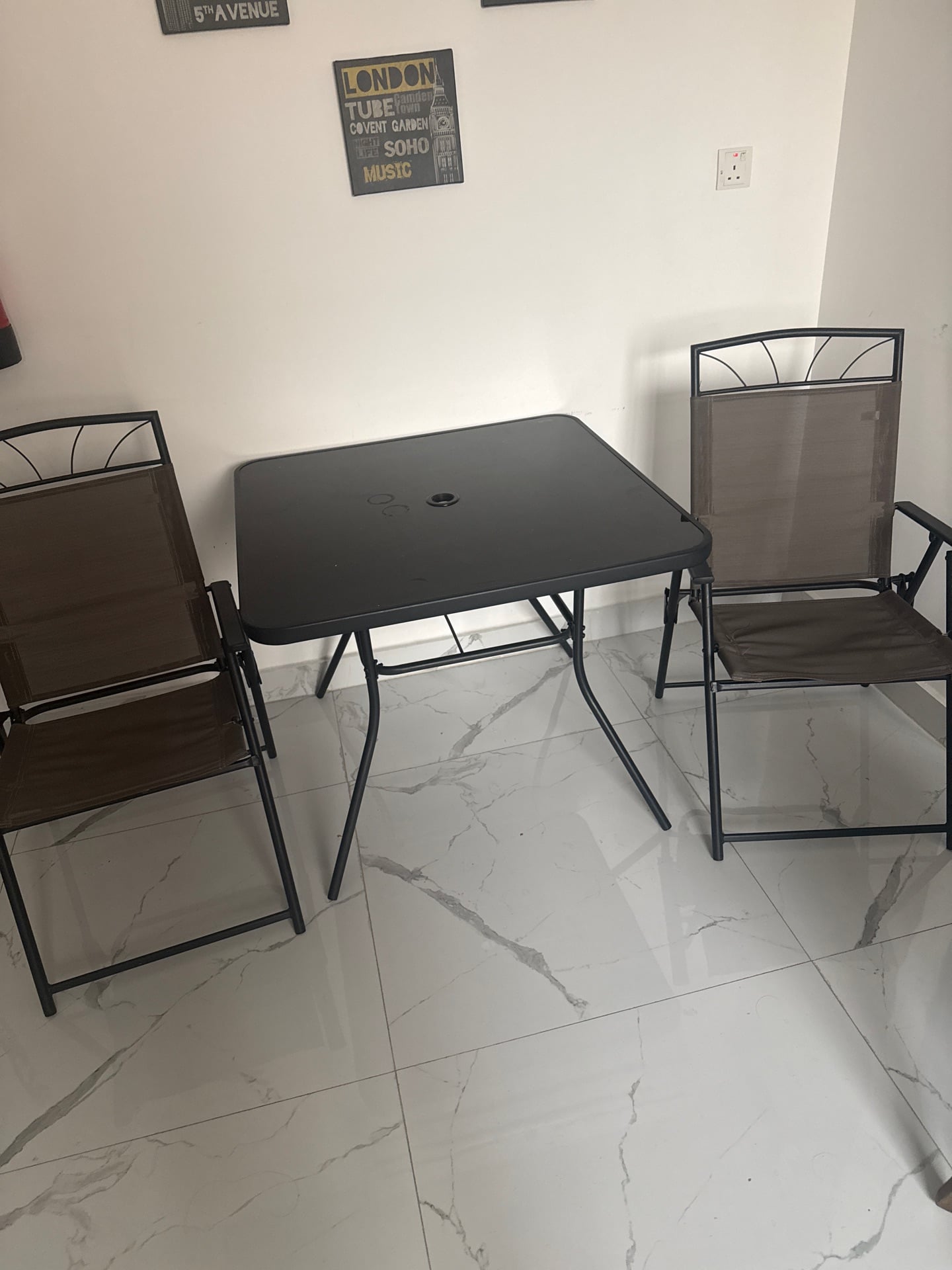 Table 4 chairs  - Image 4