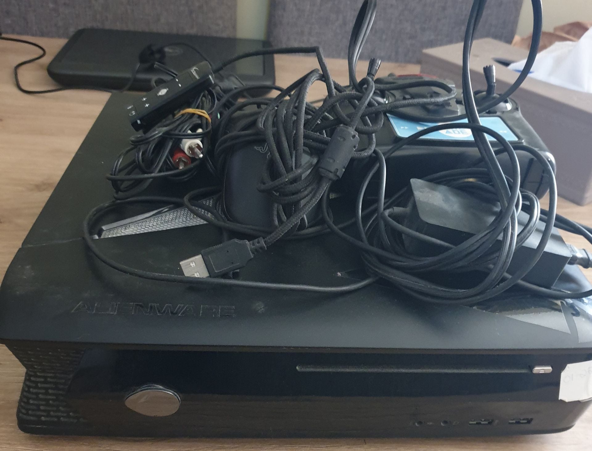 Gaming PC, complete set, with a monitor that functions as a TV - Image 9