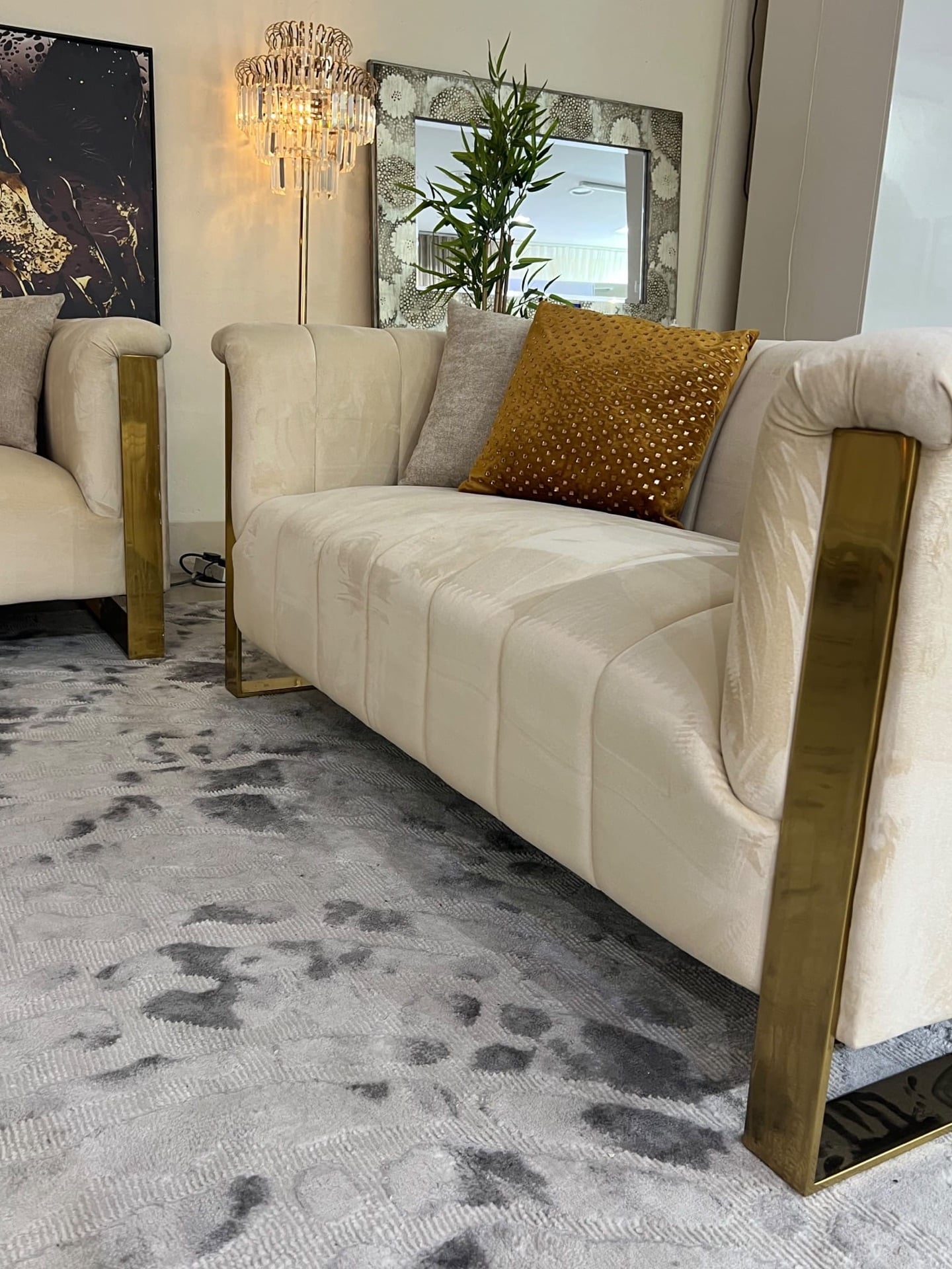 For sale midas brand complete sofa set with table  - Image 8