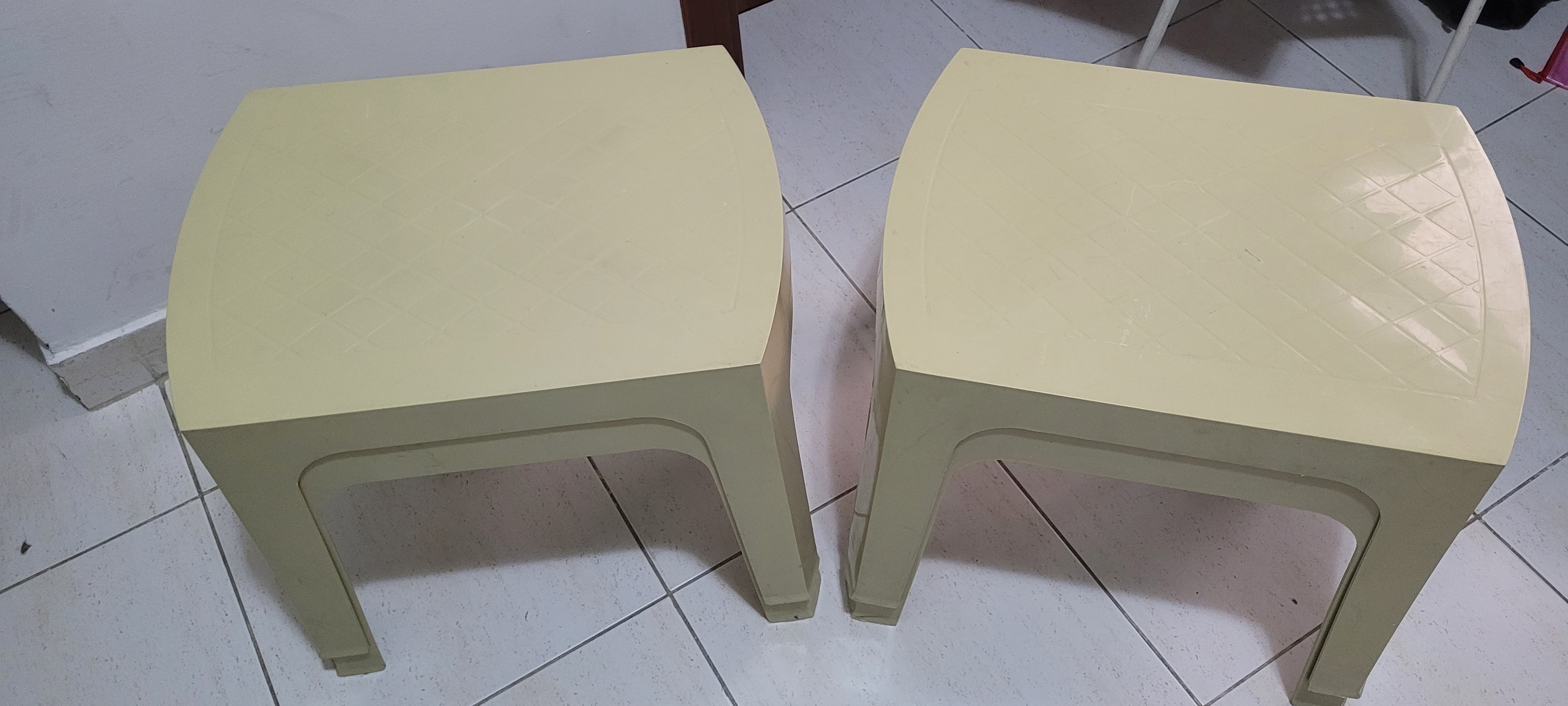 4 Small plastic tables - Image 1