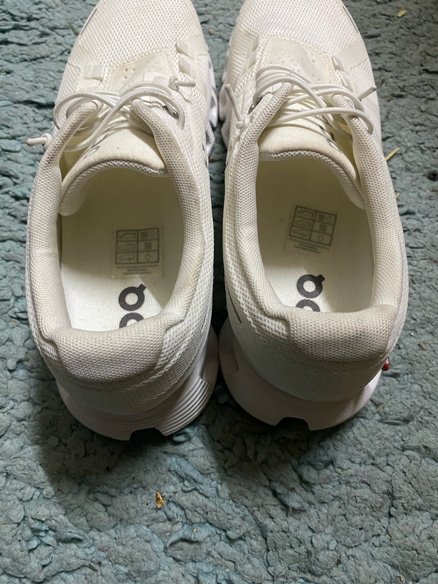 On Running Cloud 5 sneakers.  - Image 4