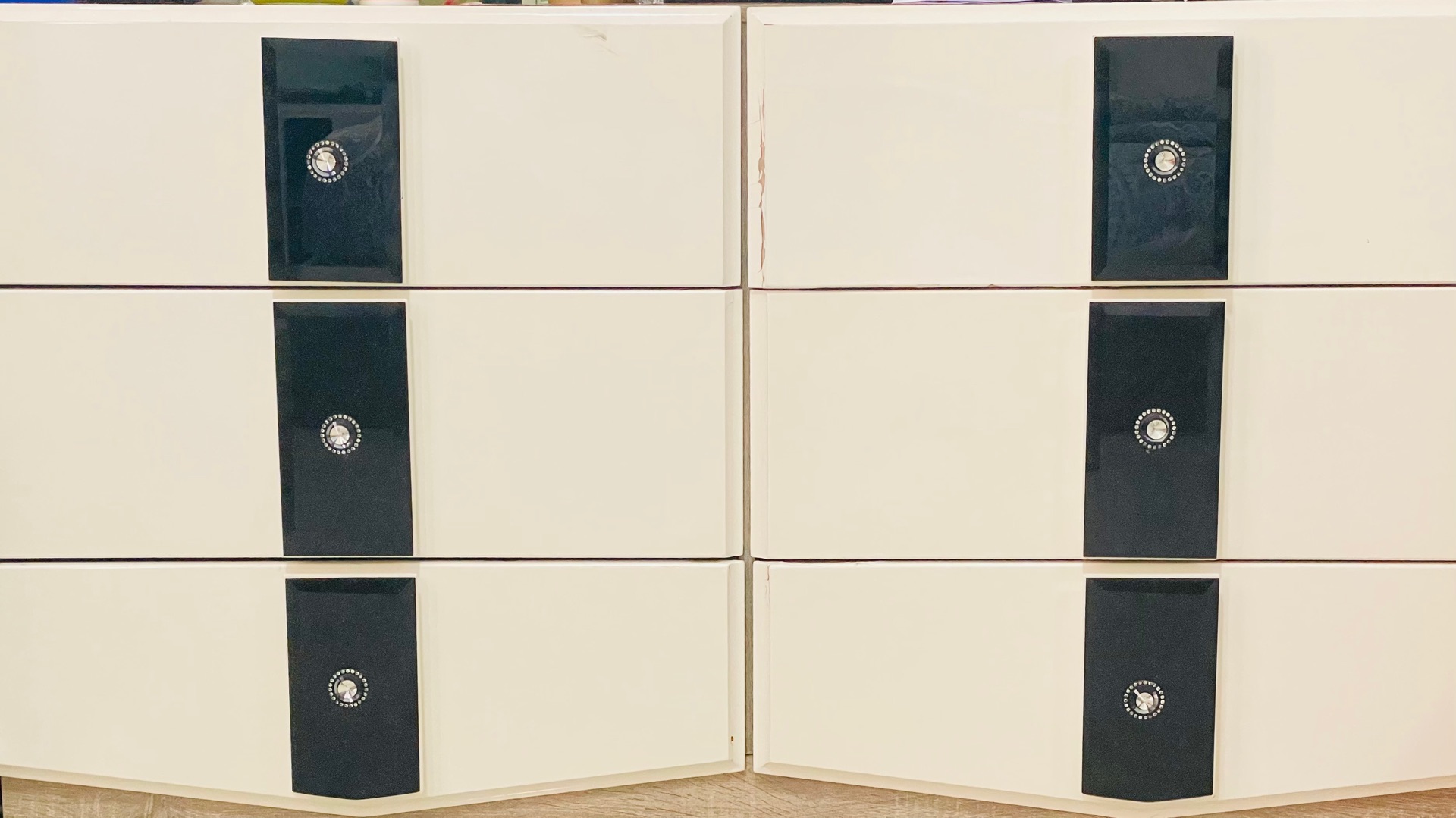 Dressing table with mirror is for sale - Image 1