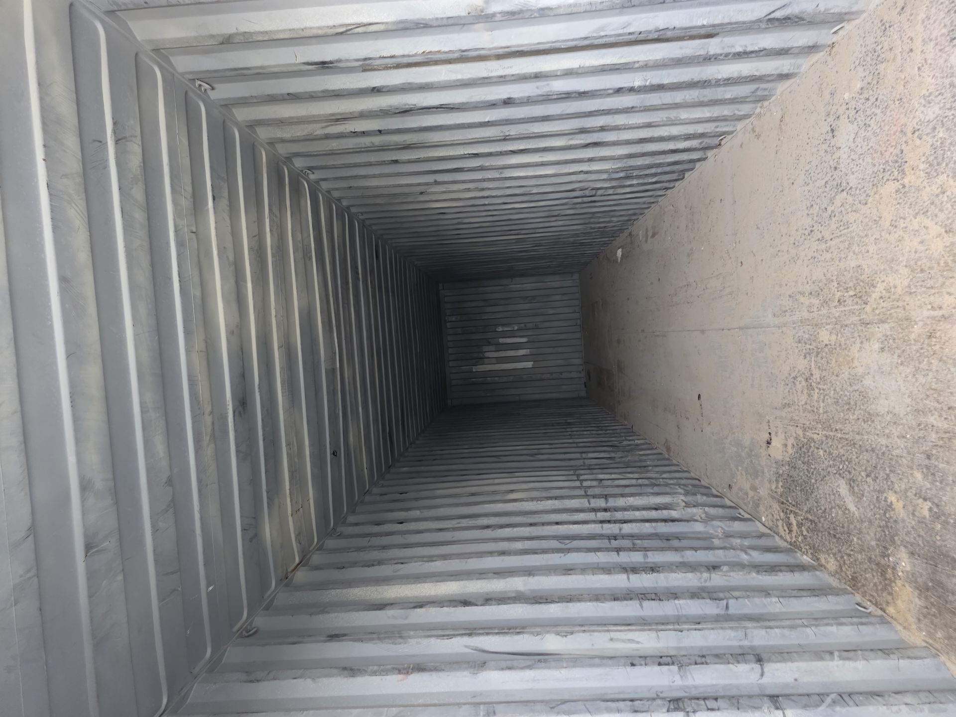 CONTAINERS  available  - Image 4