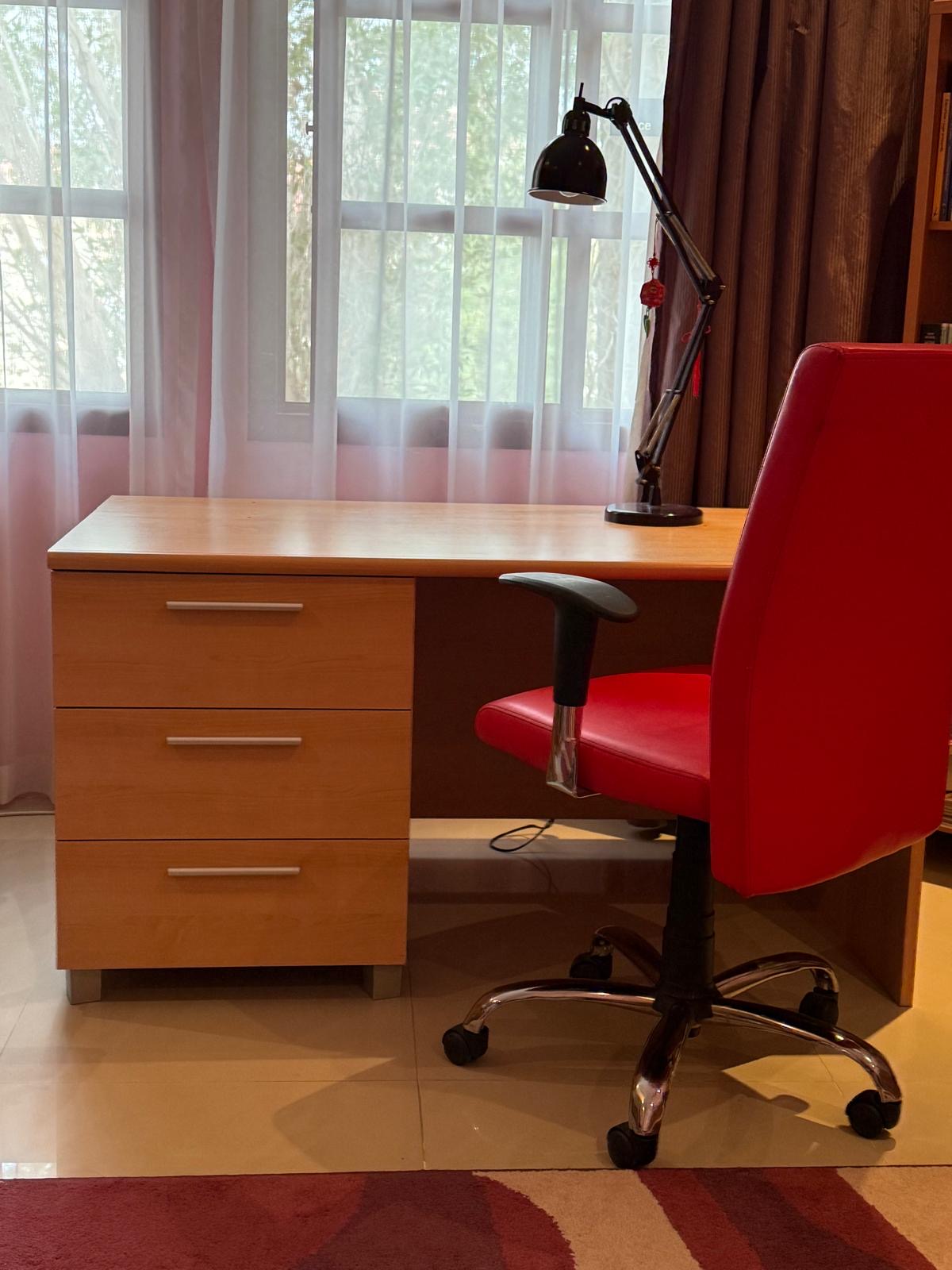 Nearly brand new desk & chair - Image 3