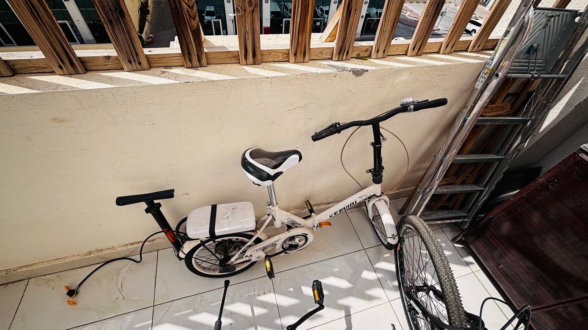 White unisex Foldable bicycle  - Image 3