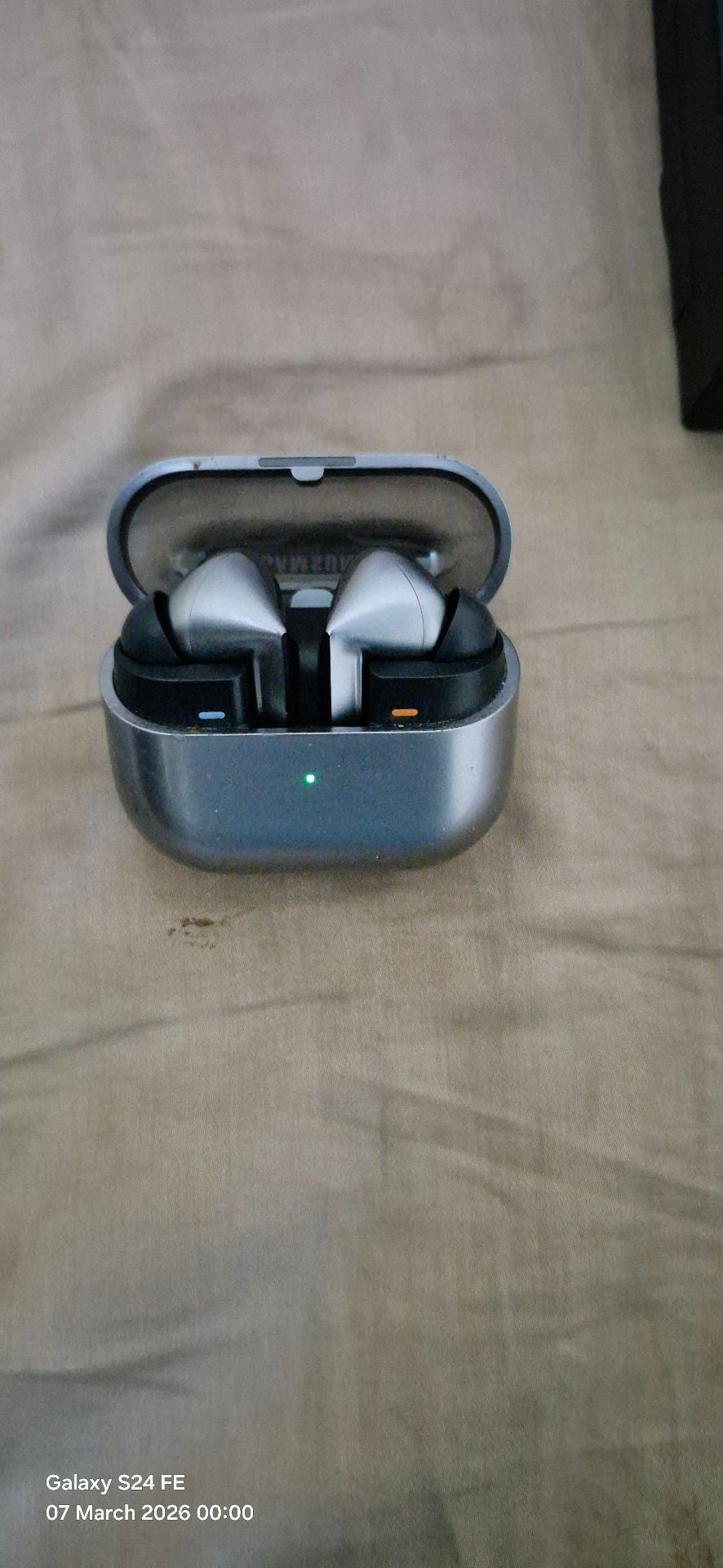 Samsung galaxy s24 ultra with galaxy buds pro 3 - Image 4