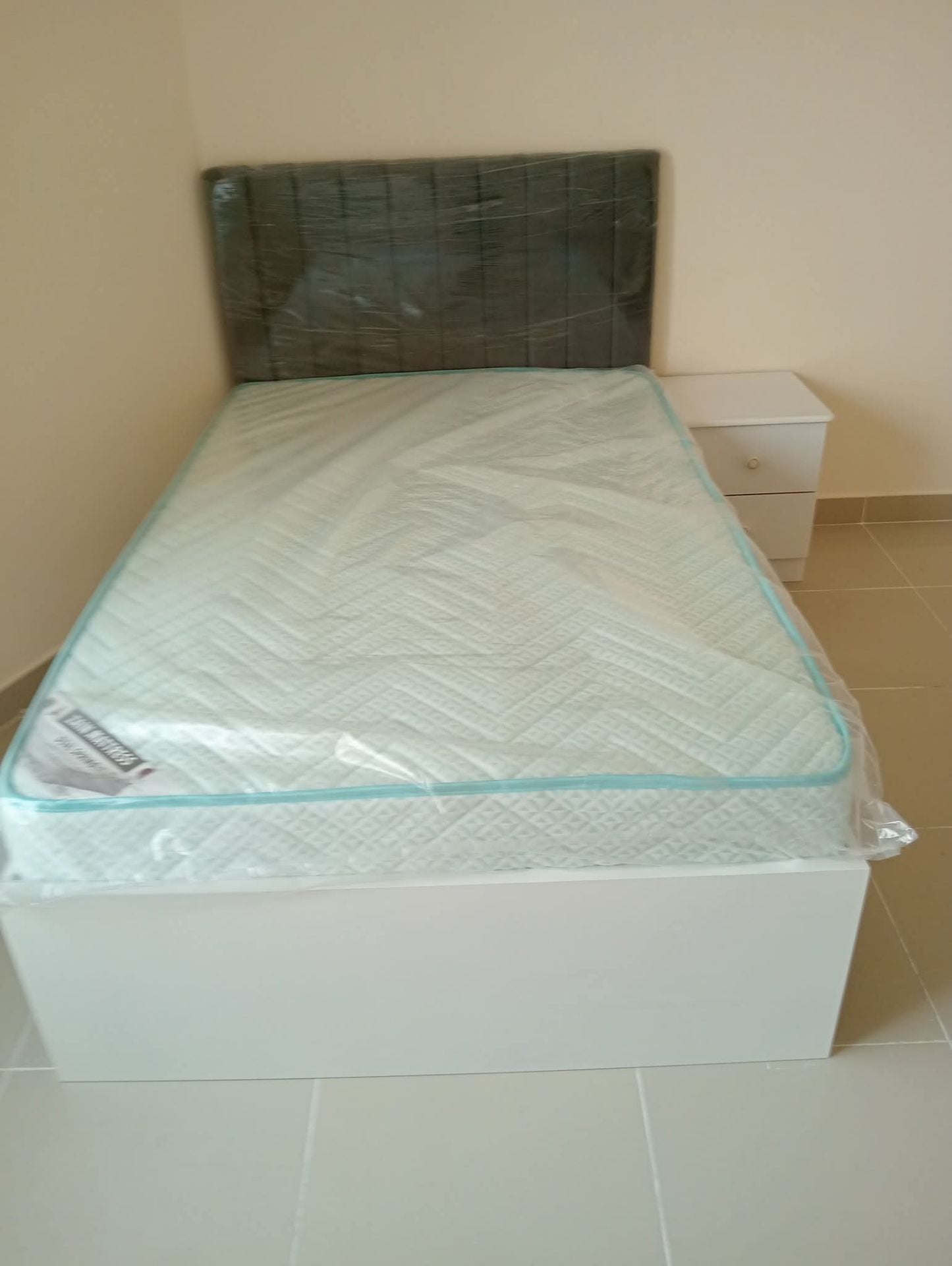 Bed with mattress  - Image 5