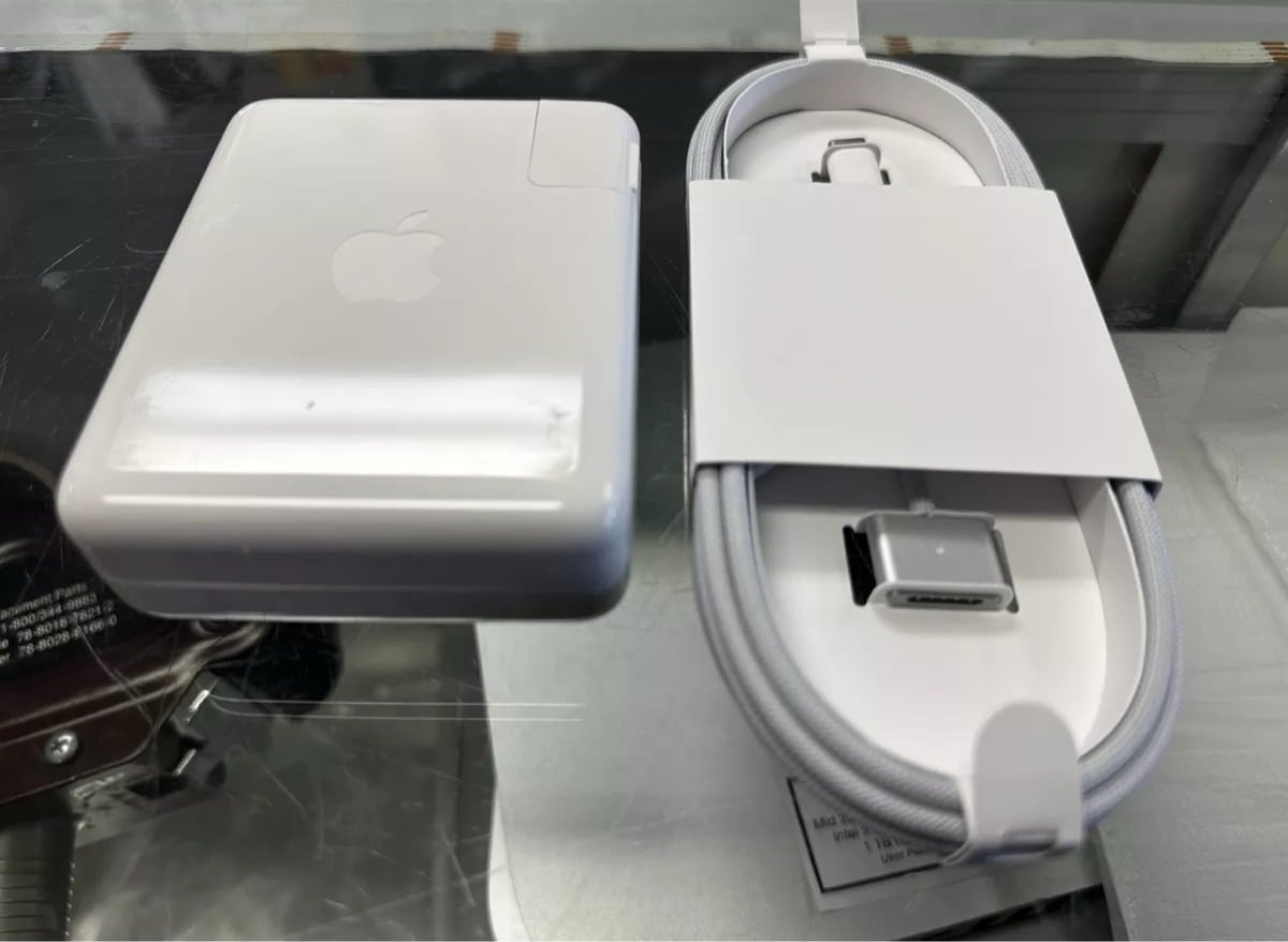 New MacBook 140 watt adapter - Image 2
