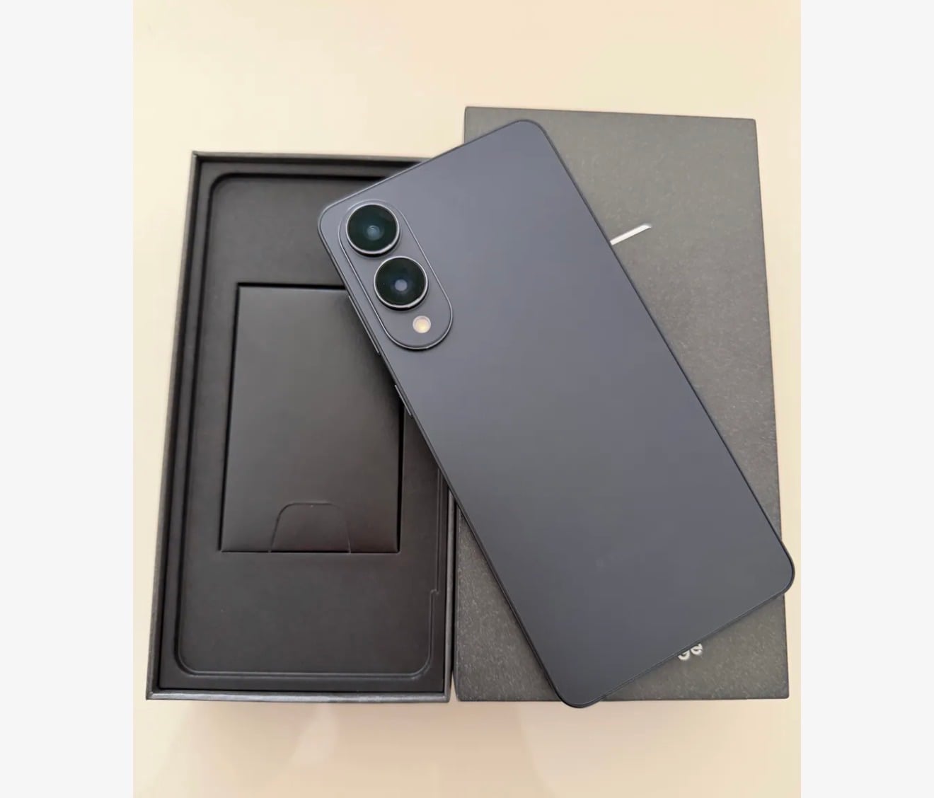 Samsung Galaxy S25 Edge – Titanium Jet Black (256GB) - Image 1