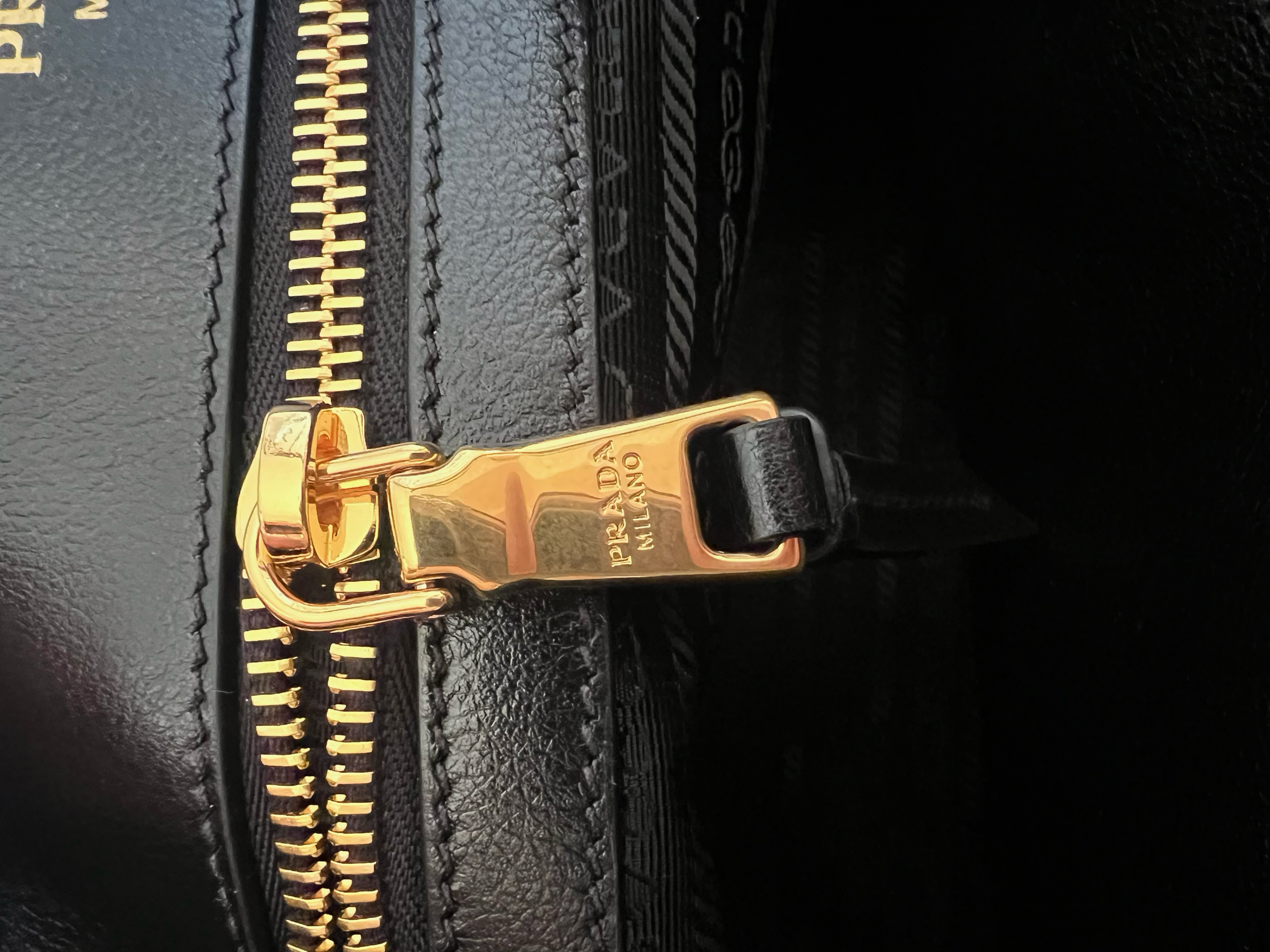 حقيبة كتف Prada جلد أصلية - Image 6