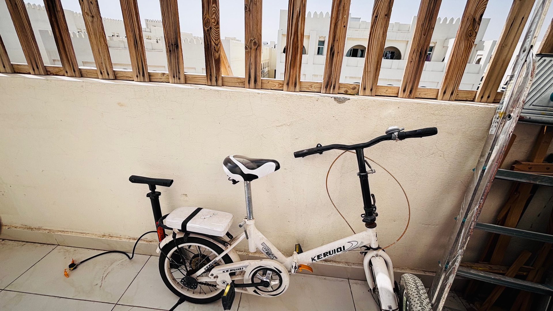 White unisex Foldable bicycle  - Image 4